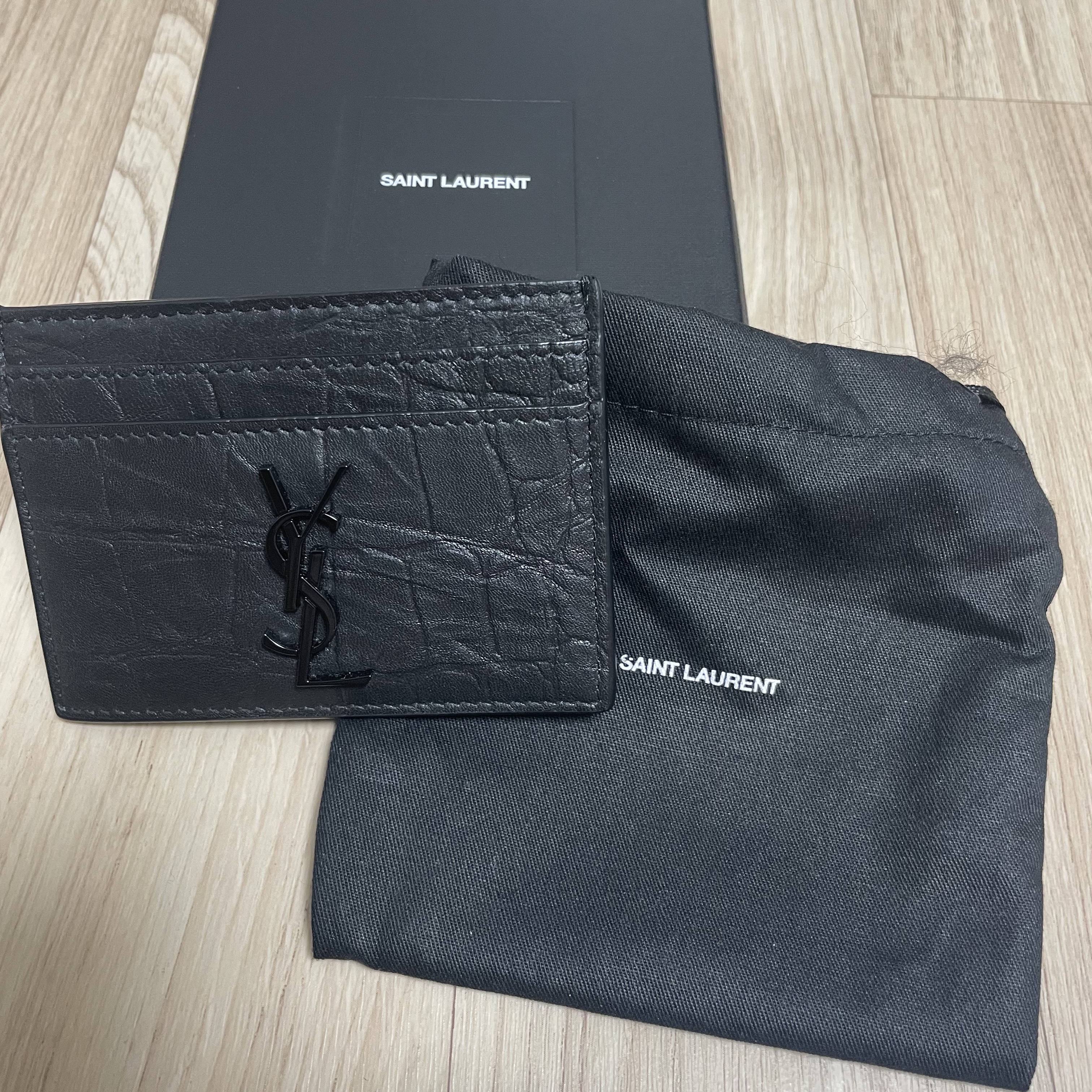 Saint Laurent Black Monogram Card Case in Crocodile Embossed Leather Black 착용 스타일