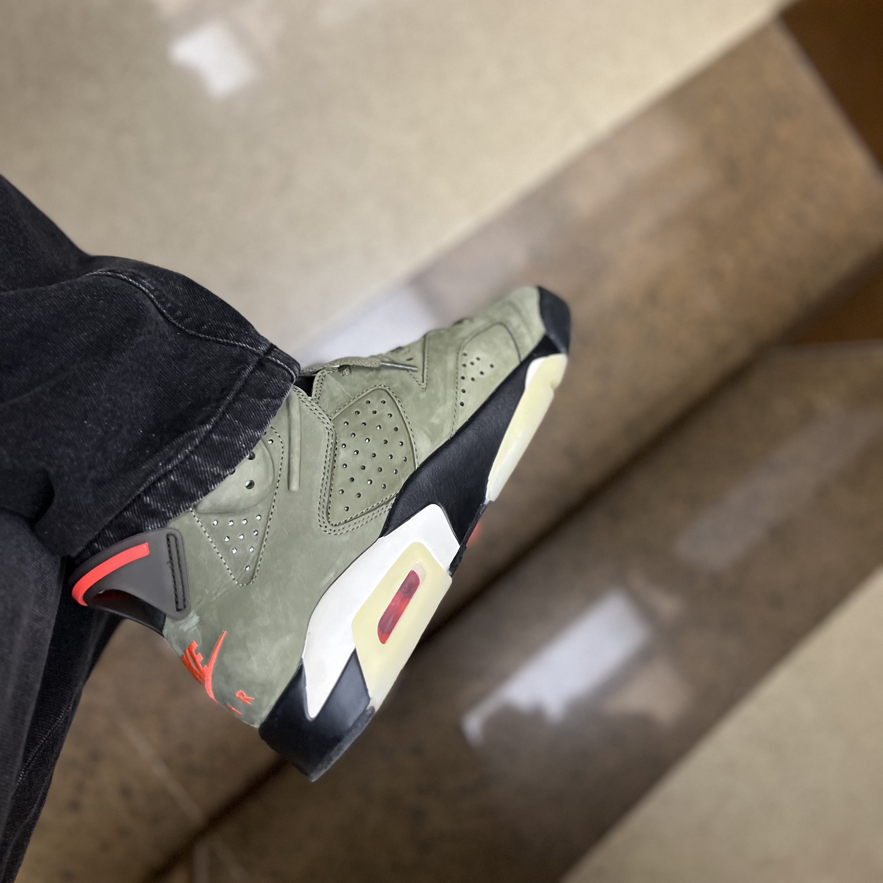 Jordan 6 x Travis Scott Retro Olive 착용 스타일 - 4