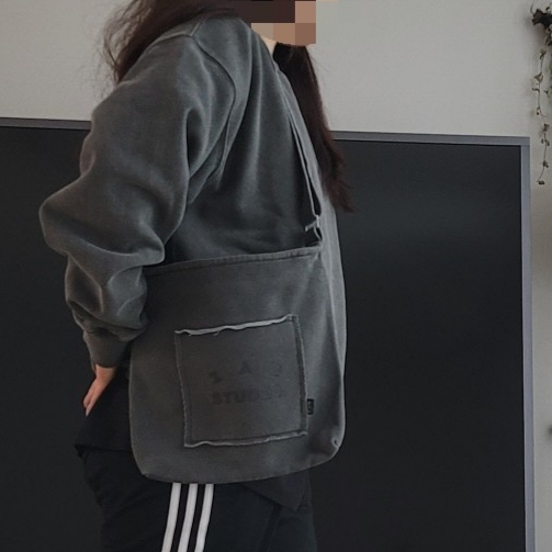 IAB Studio Pigment Sweatshirt & Mini Bag Black 착용 스타일 - 3