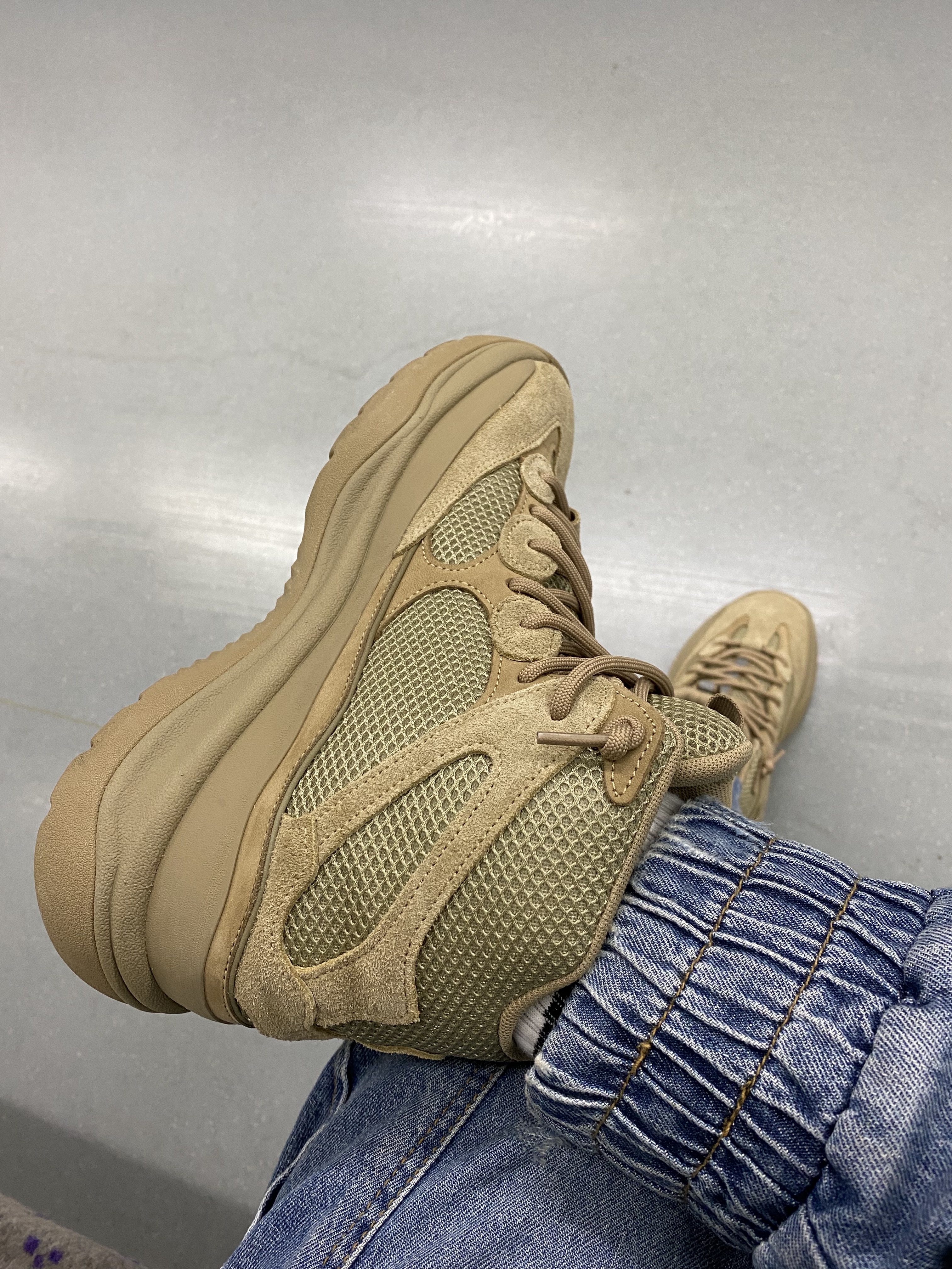 Adidas Yeezy Desert Boot Rock 착용 스타일