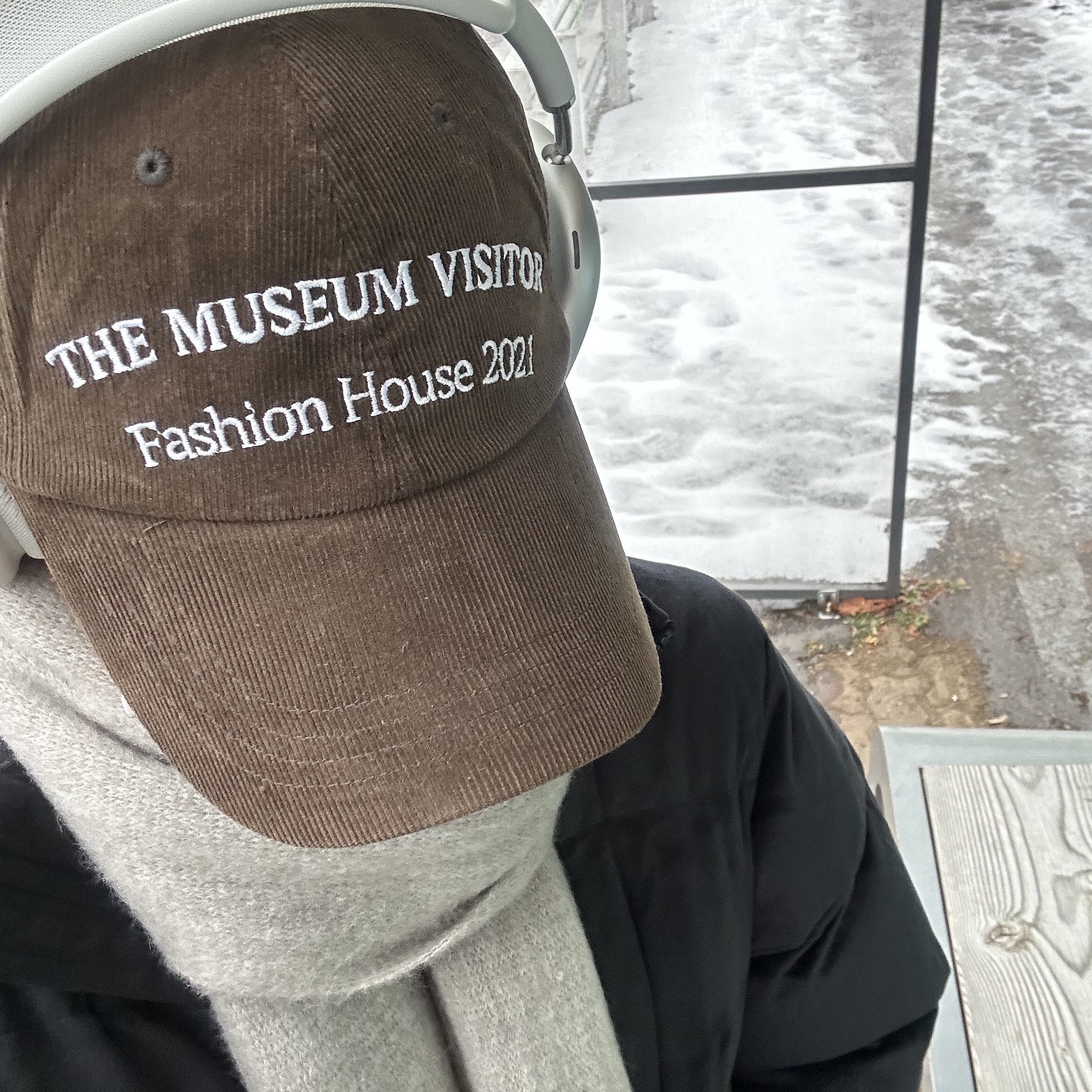 The Museum Visitor Corduroy Ball Cap Brown, Apple AirPods Max Lightning Silver (Korean Ver.) 착용 스타일