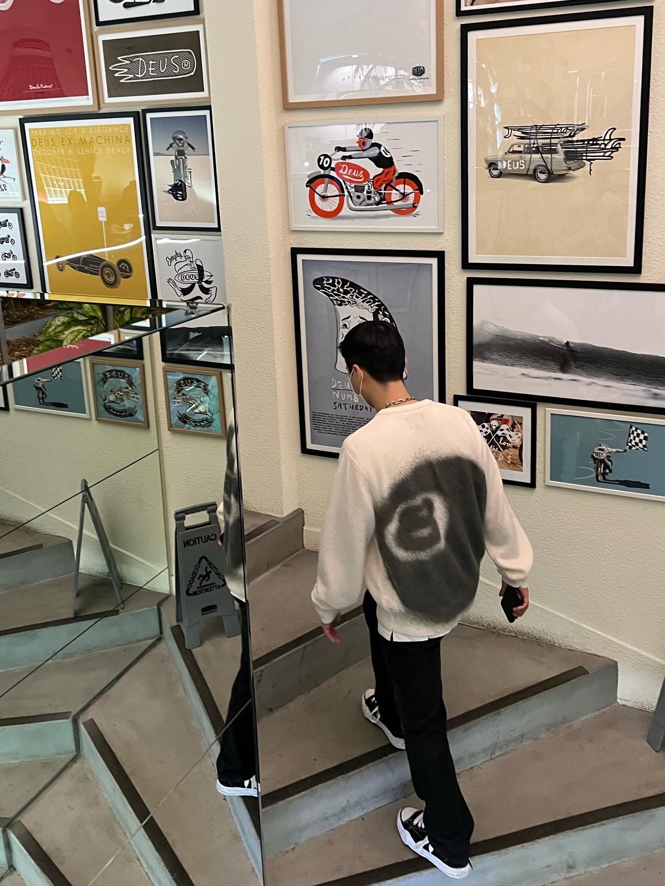 Stussy 8 Ball Spray Sweater Ivory, Maison Mihara Yasuhiro Peterson OG Sole Canvas Low Sneakers Black 착용 스타일 - 1