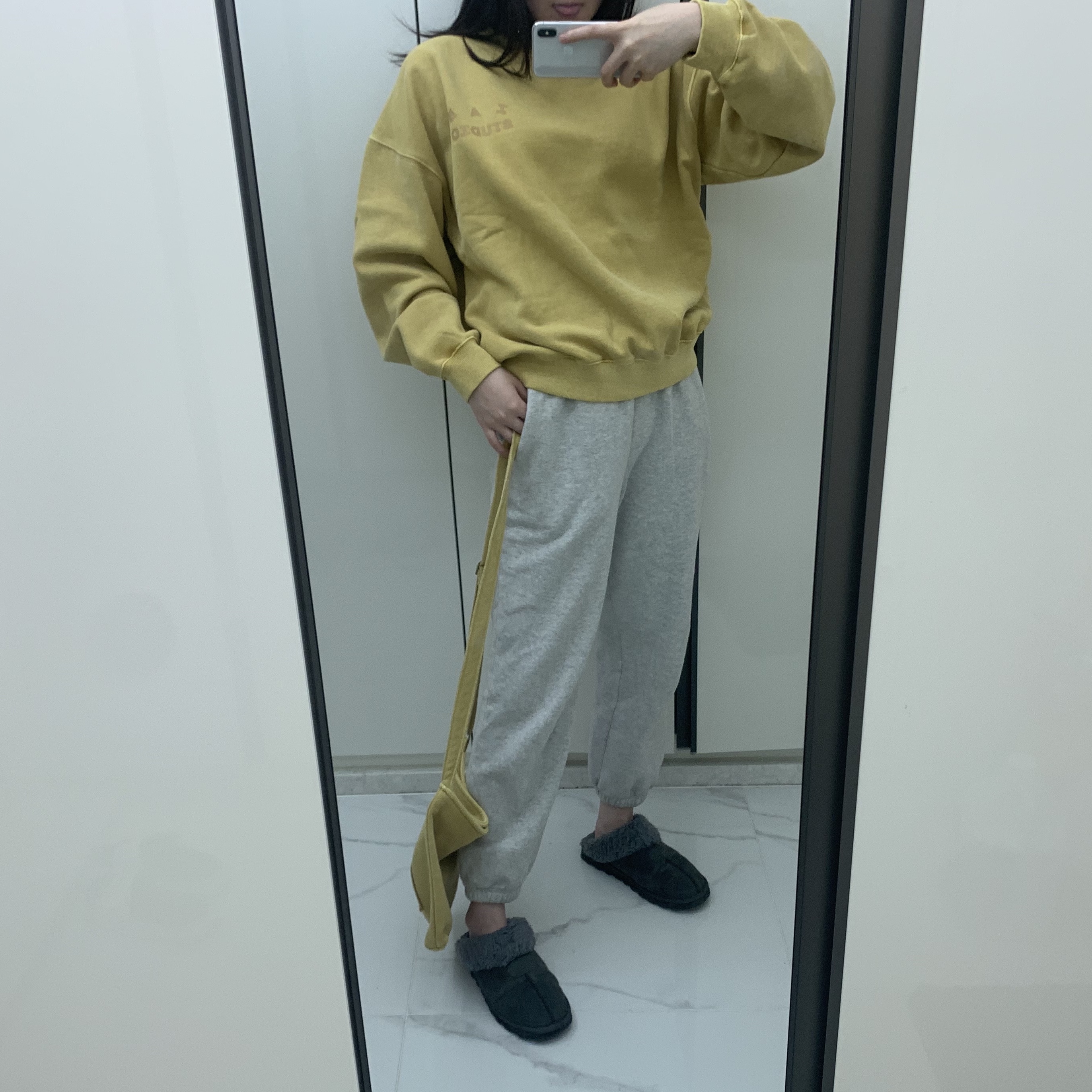 IAB Studio Pigment Sweatshirt & Mini Bag Mustard 착용 스타일 - 1