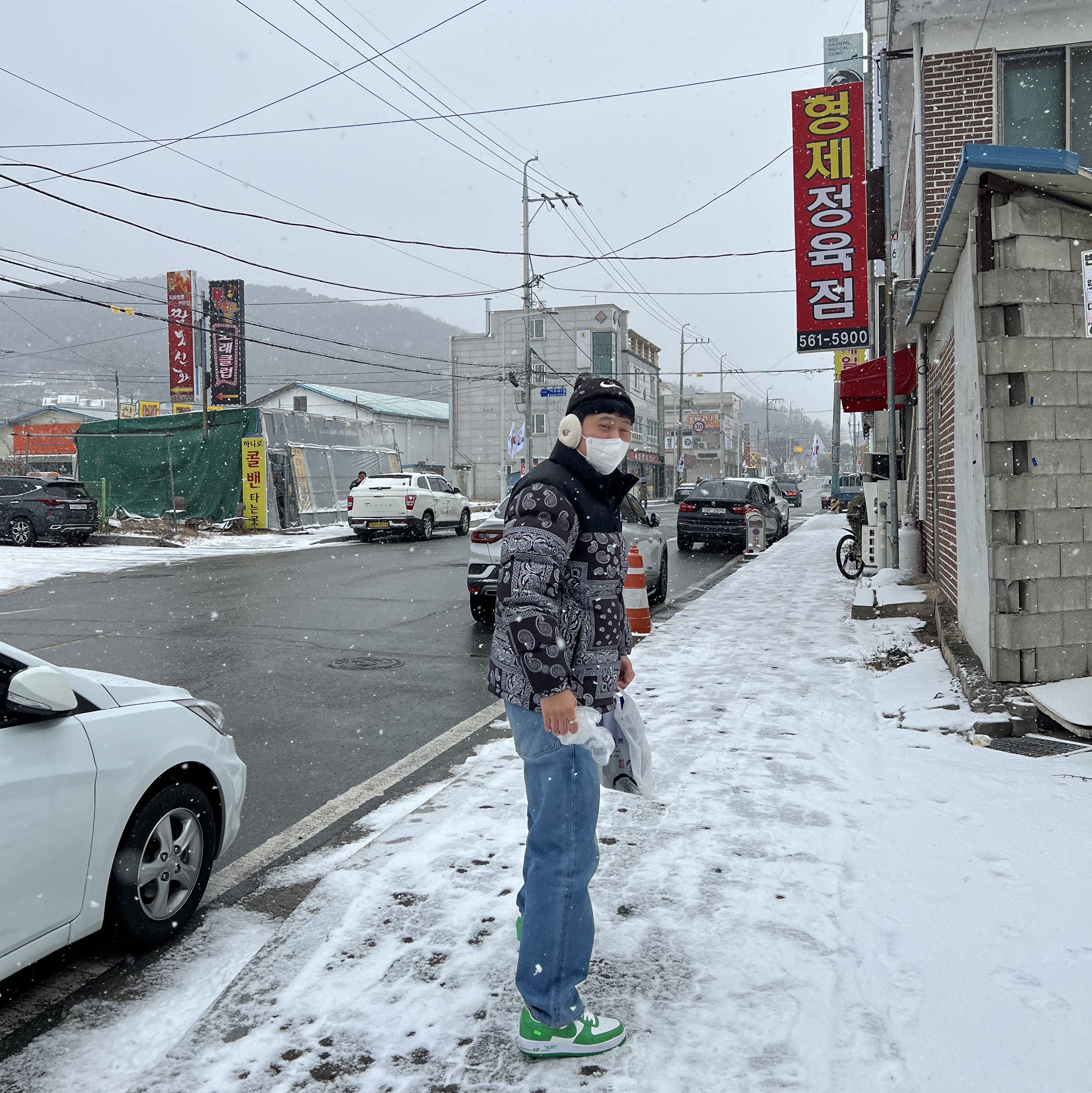 Louis Vuitton x Nike Air Force 1 Low by Virgil Abloh White Gym Green, The North Face Nuptse Down Jacket Black 착용 스타일 - 2