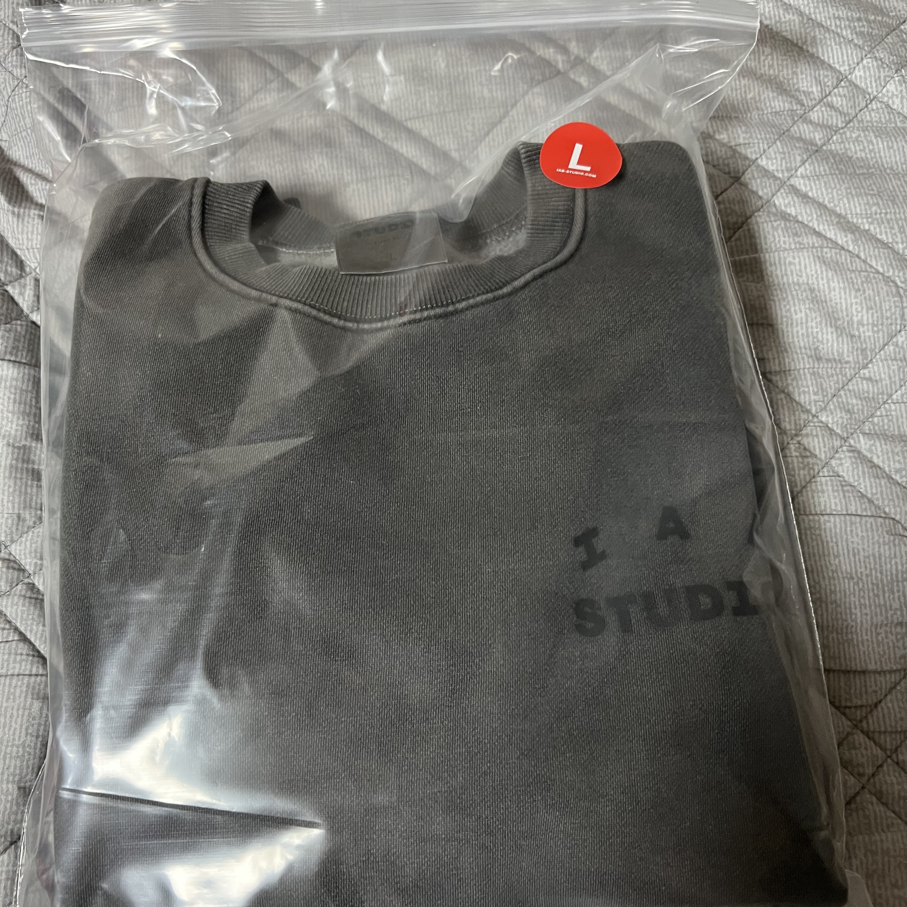 IAB Studio Pigment Sweatshirt & Mini Bag Black 착용 스타일