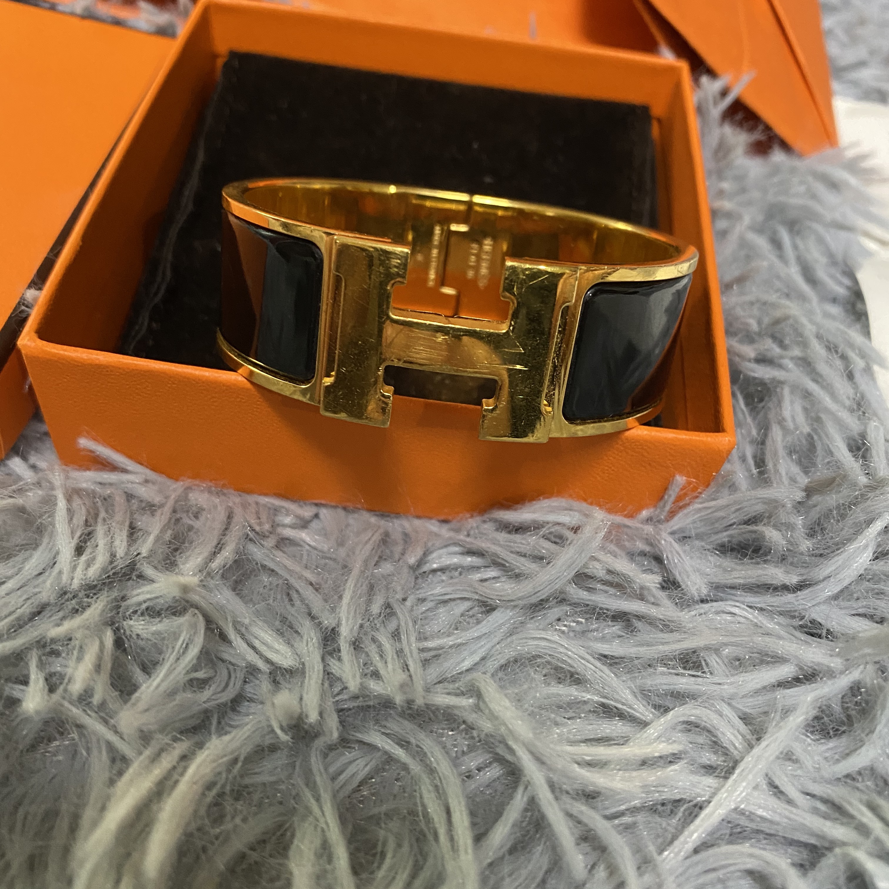 (W) Hermes Clic Clac H Bracelet Gold & Noir 착용 스타일