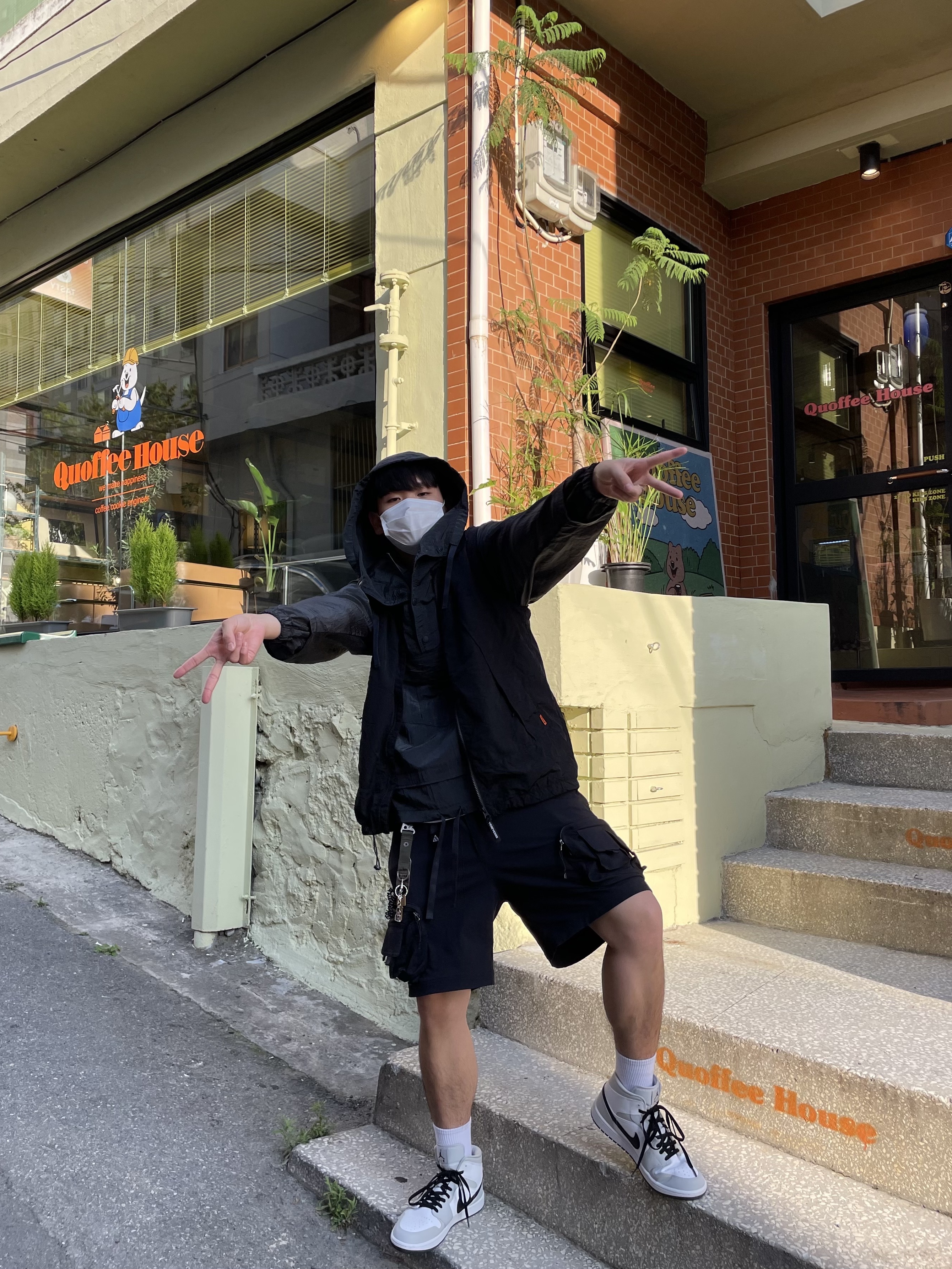 (W) Jordan 1 Mid Grey Fog, Nike ACG Cargo Shorts Black - Asia 착용 스타일 - 2