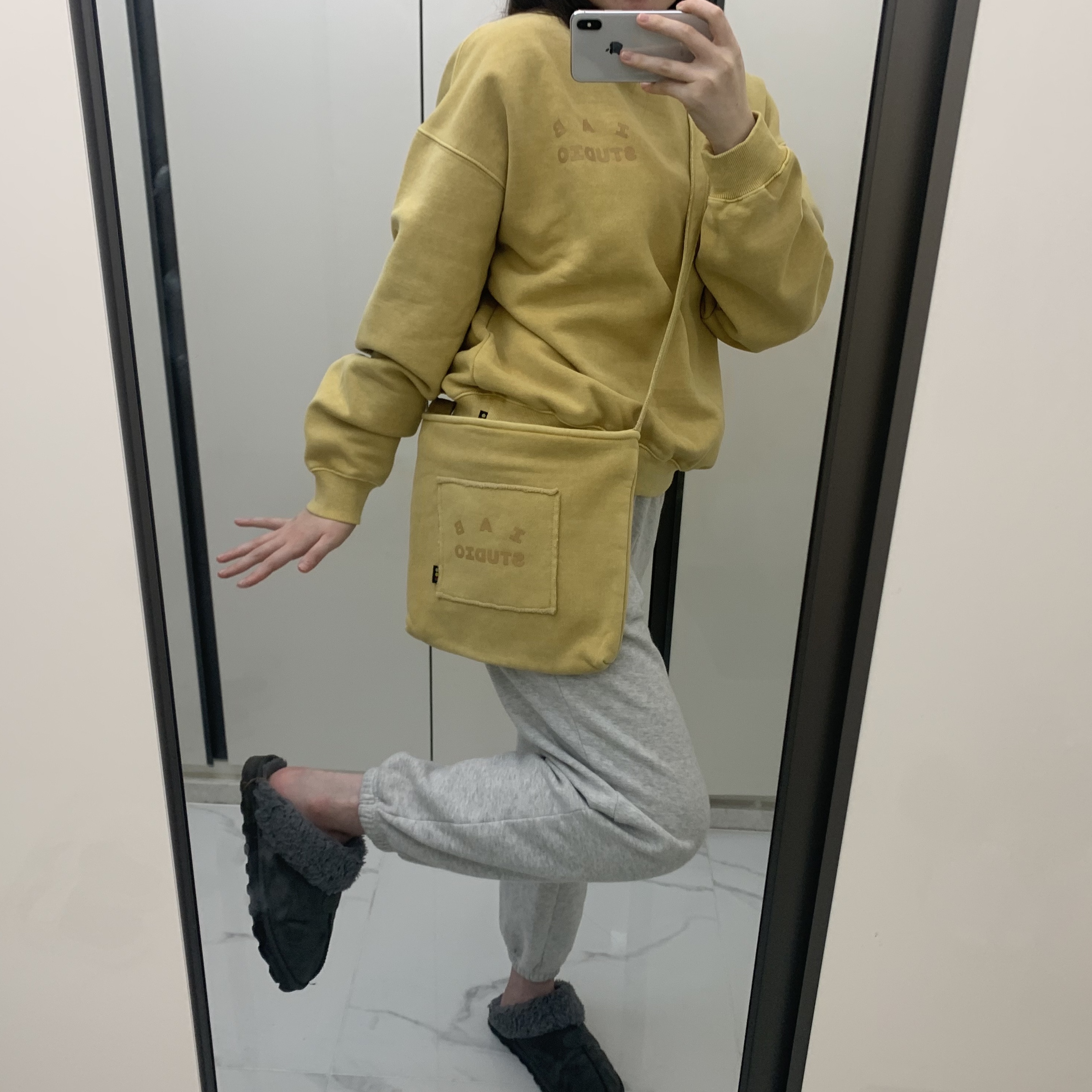 IAB Studio Pigment Sweatshirt & Mini Bag Mustard 착용 스타일 - 2