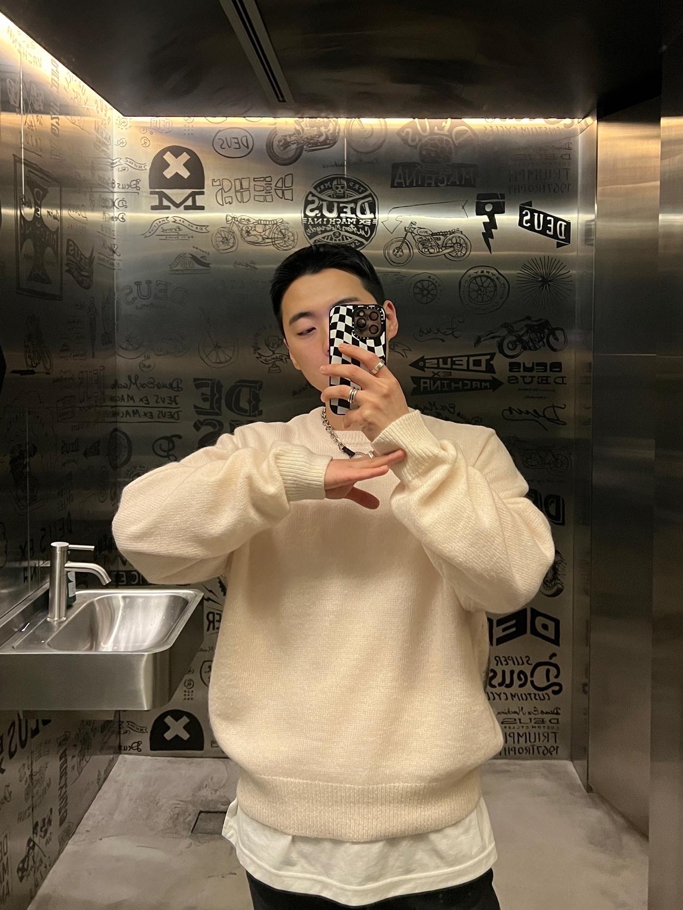 Stussy 8 Ball Spray Sweater Ivory, Maison Mihara Yasuhiro Peterson OG Sole Canvas Low Sneakers Black 착용 스타일 - 3