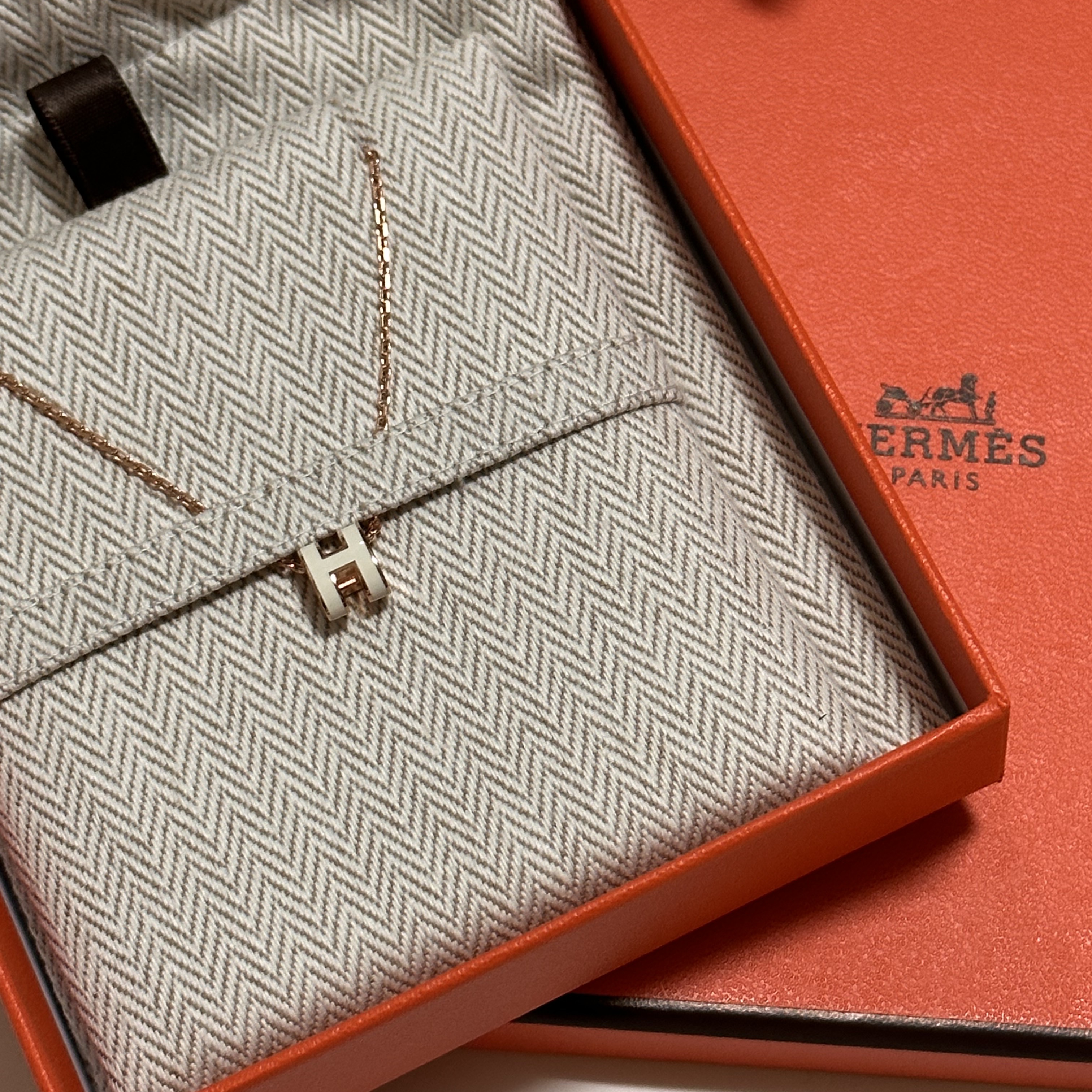 (W) Hermes Mini Pop H Pendant Rose Gold & Blanc 착용 스타일