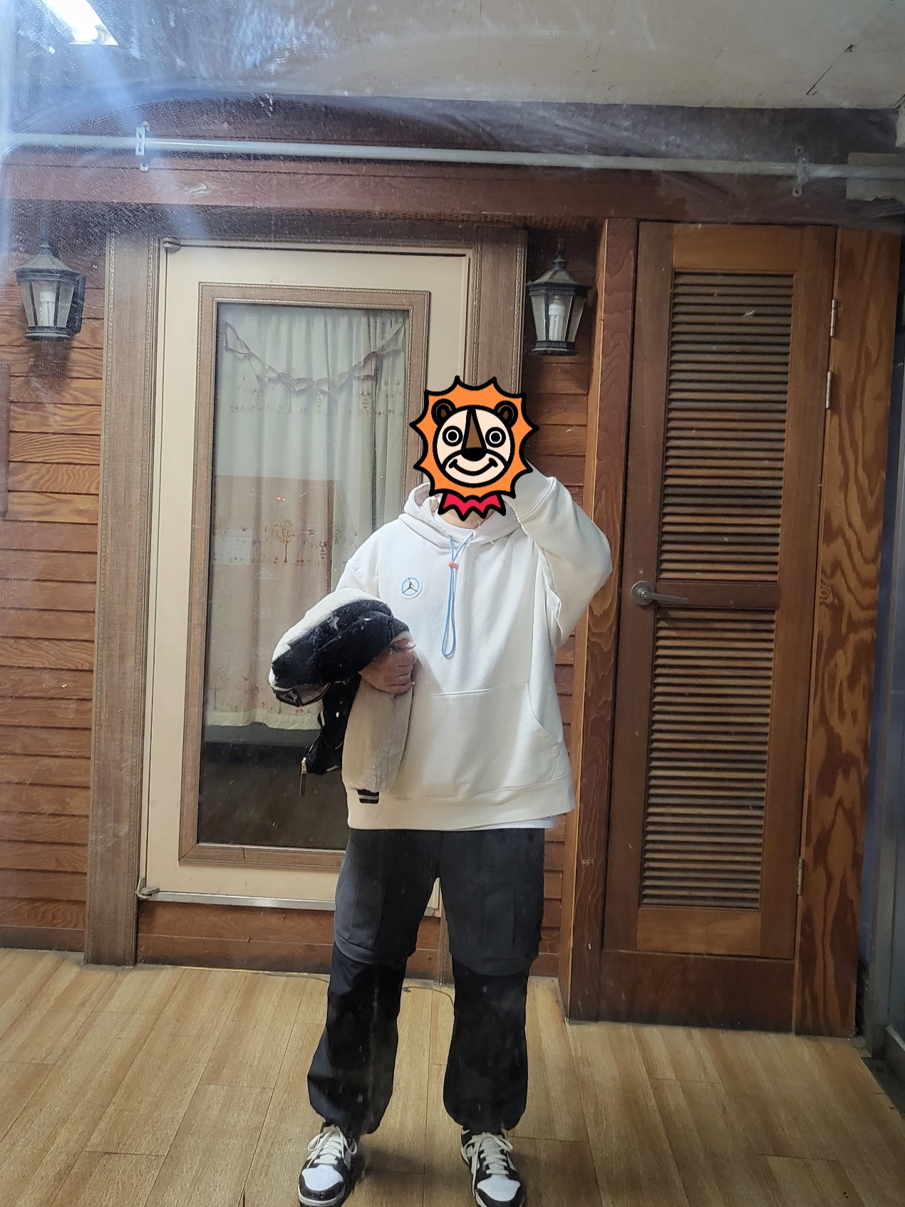 Jordan x DJ Khaled Hoodie Phantom - Asia, Nike ACG Smith Summit Cargo Pants Dark Smoke Grey - Asia 착용 스타일