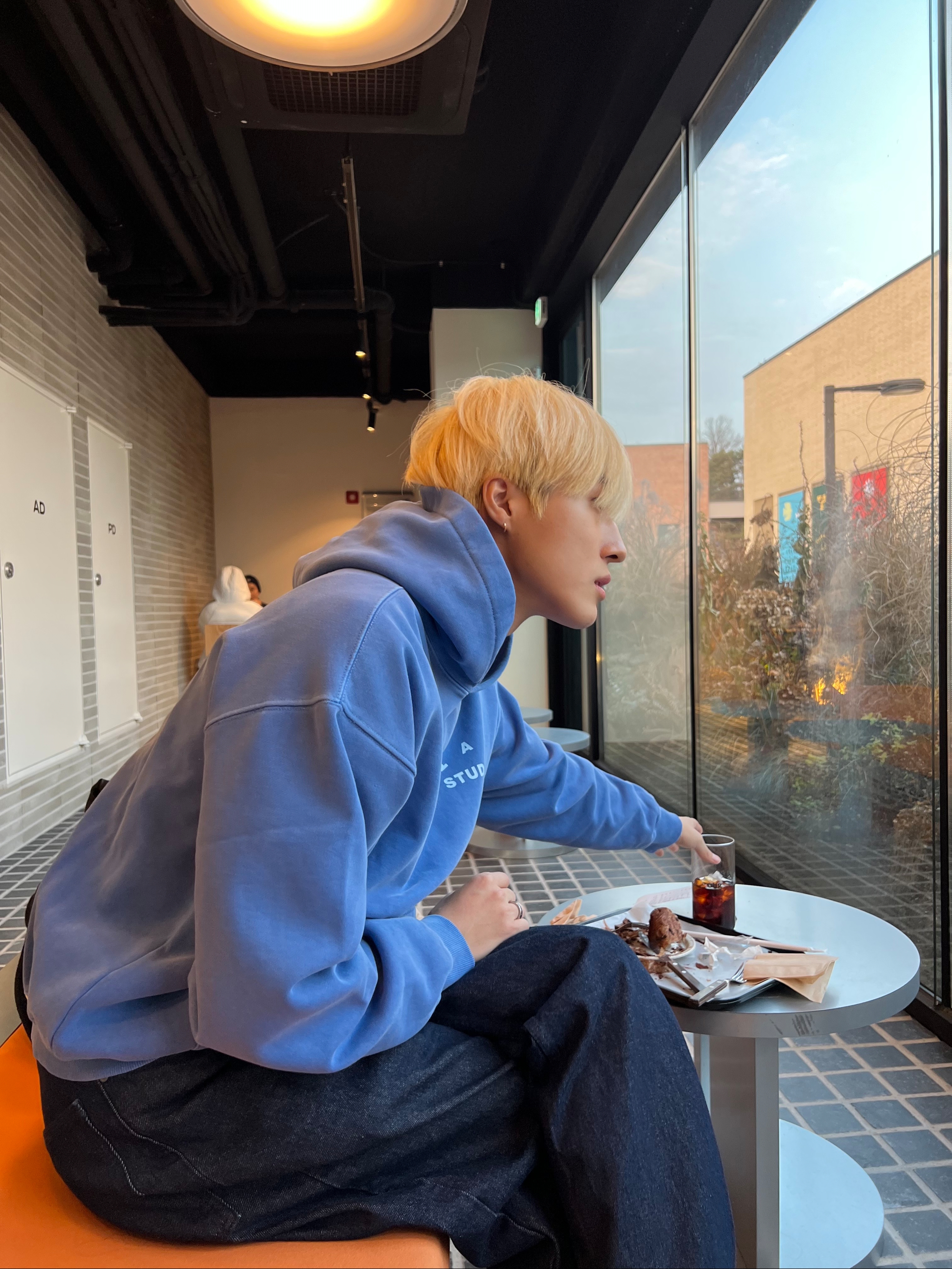 IAB Studio Pigment Hoodie Royal Blue - 22FW 착용 스타일