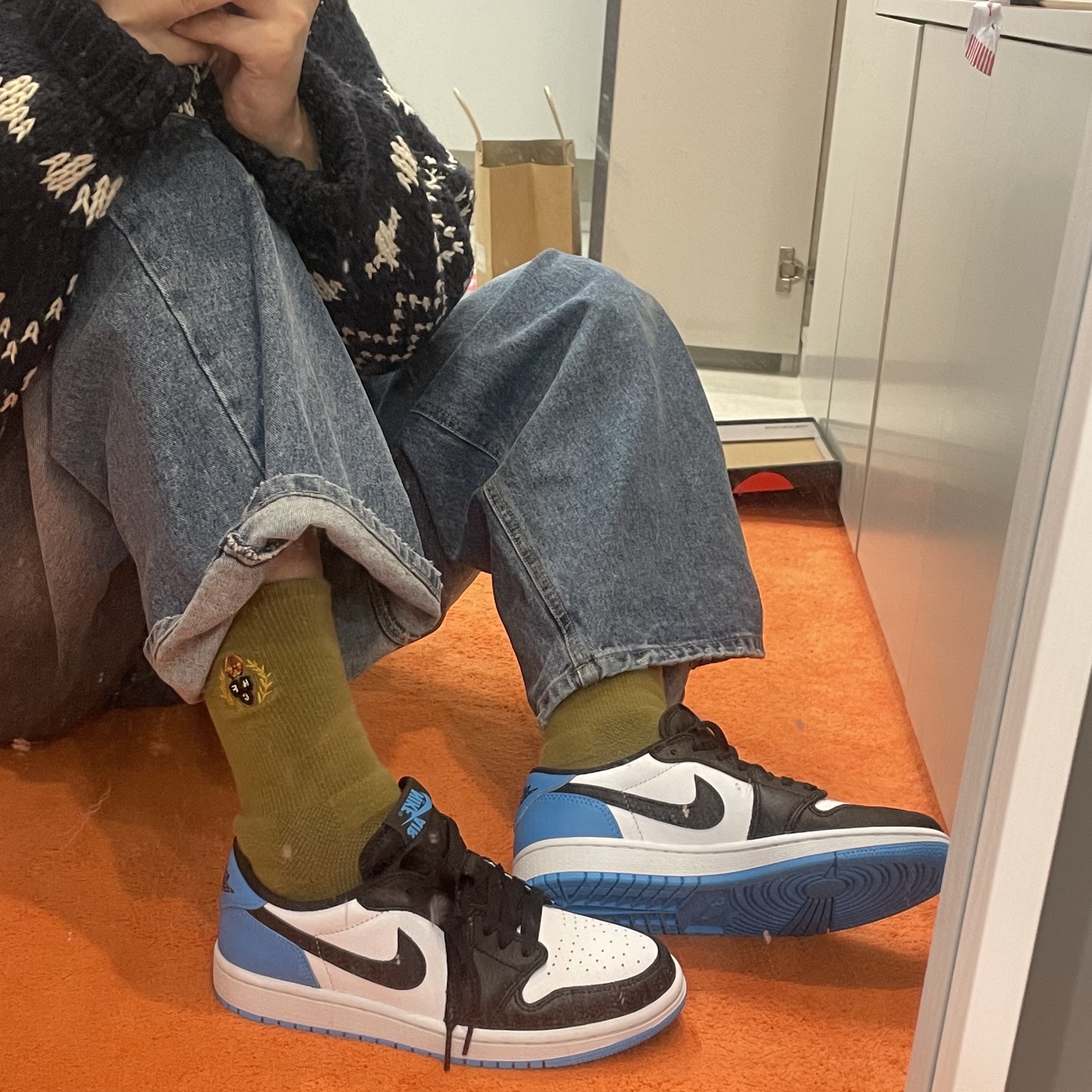 Jordan 1 Retro Low OG Black and Dark Powder Blue 착용 스타일