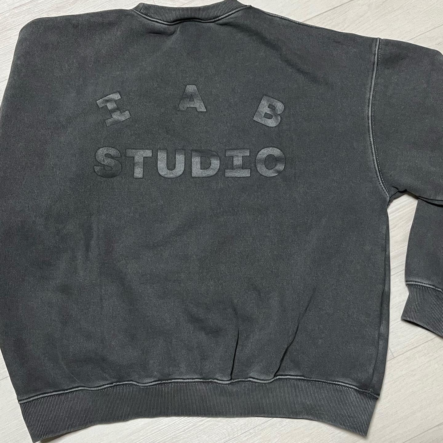 IAB Studio Pigment Sweatshirt & Mini Bag Black 착용 스타일 - 2