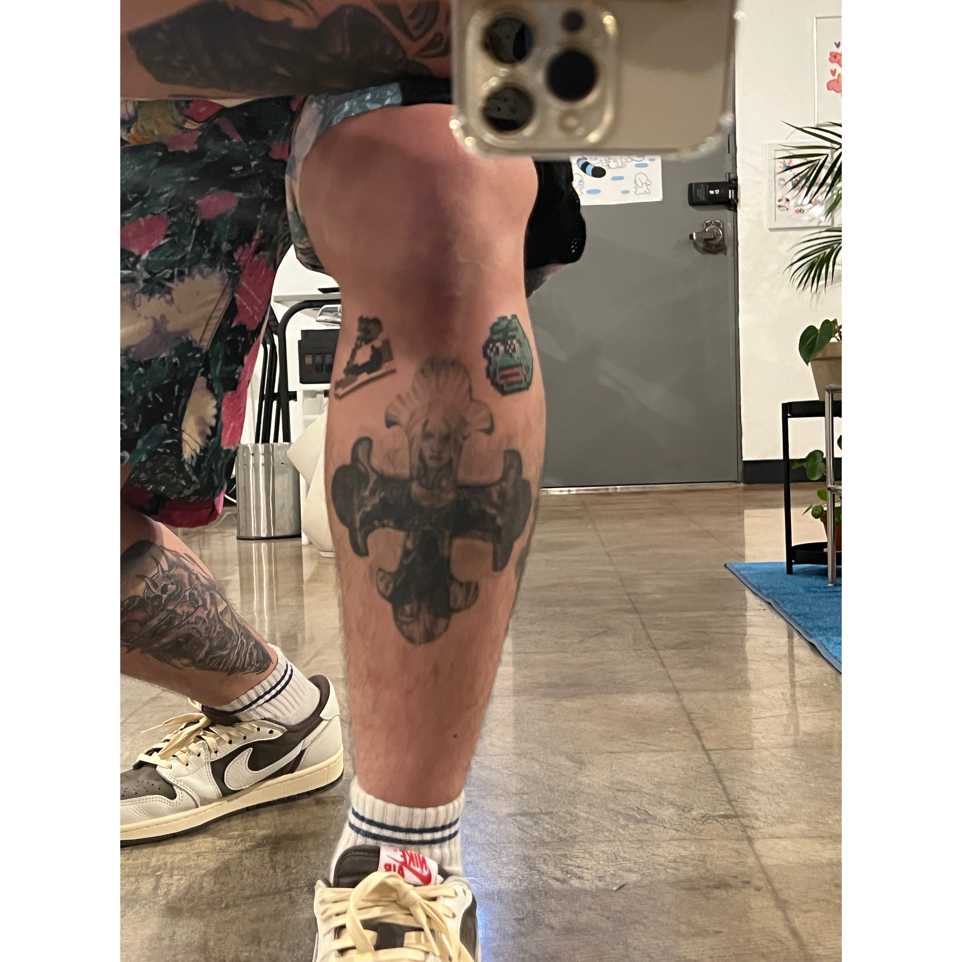 Jordan 1 x Travis Scott Retro Low OG SP Sail and Ridgerock, Supreme x The North Face Trekking Packable Belted Shorts Flowers - 22SS 착용 스타일