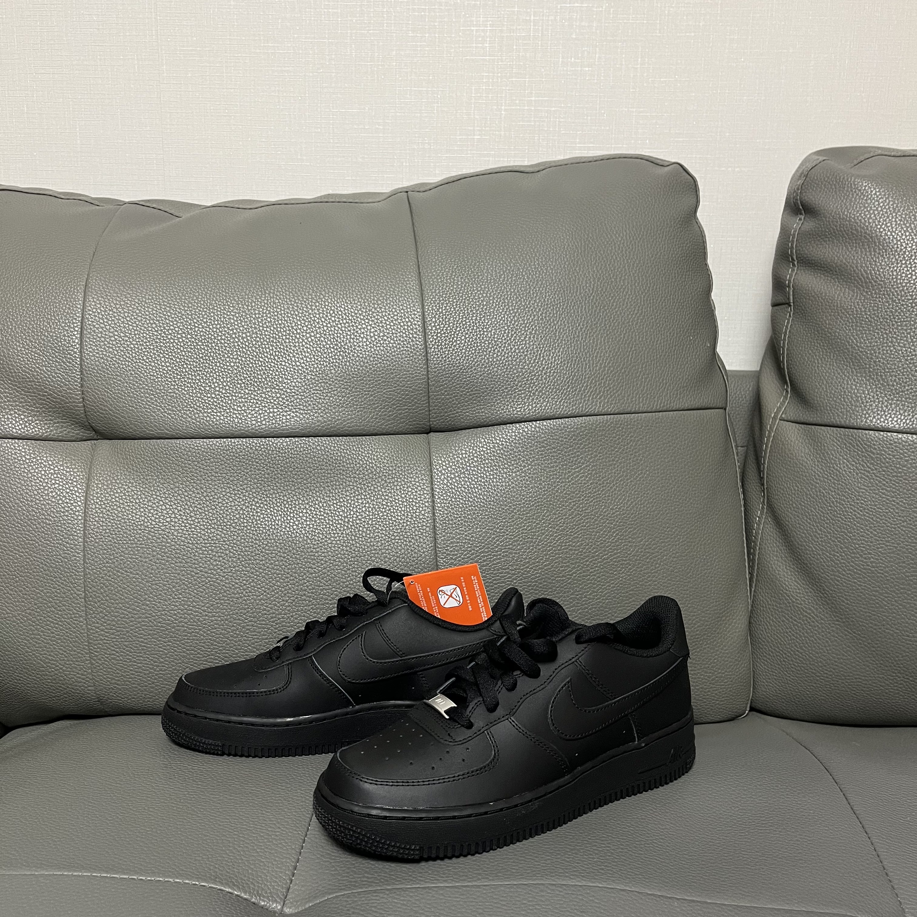 (GS) Nike Air Force 1 LE Black 착용 스타일 - 1
