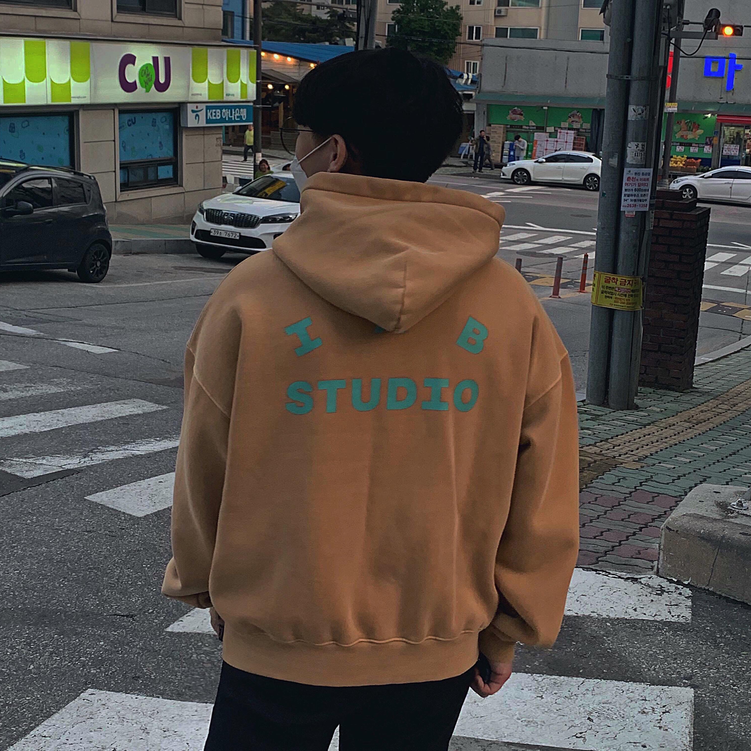 IAB Studio Hoodie Camel Yellow 착용 스타일