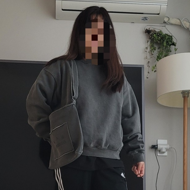 IAB Studio Pigment Sweatshirt & Mini Bag Black 착용 스타일 - 2