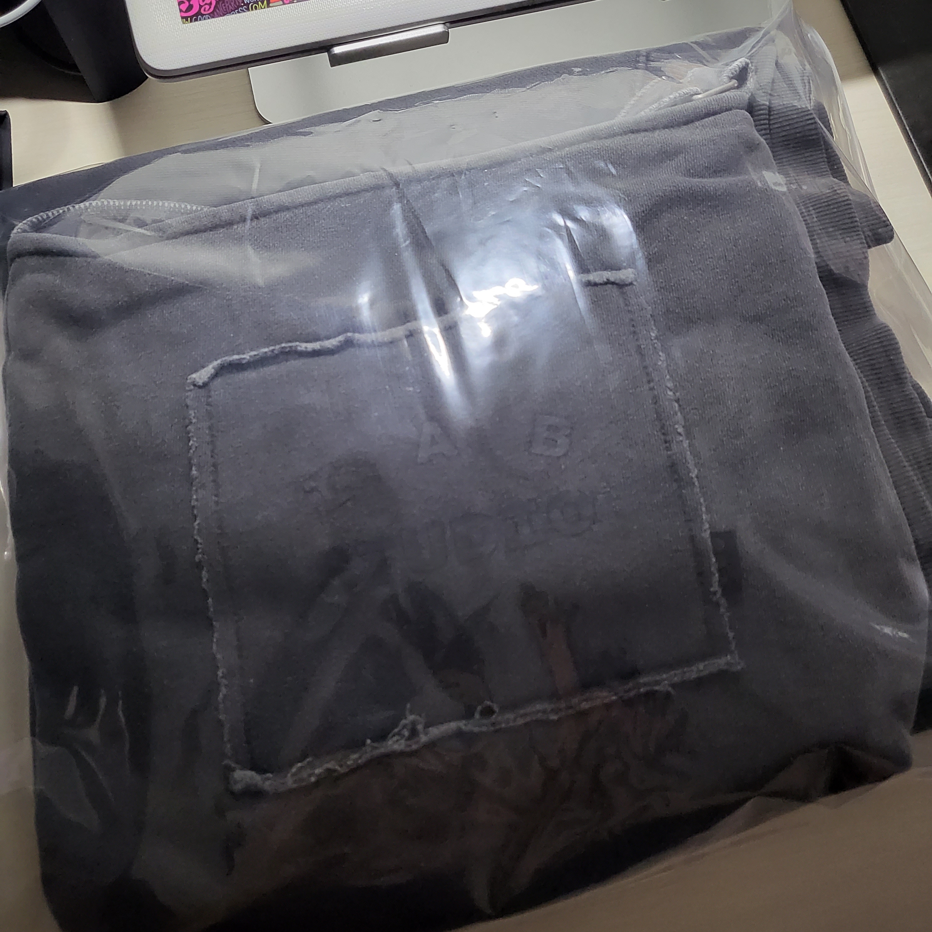 IAB Studio Pigment Sweatshirt & Mini Bag Black 착용 스타일 - 2