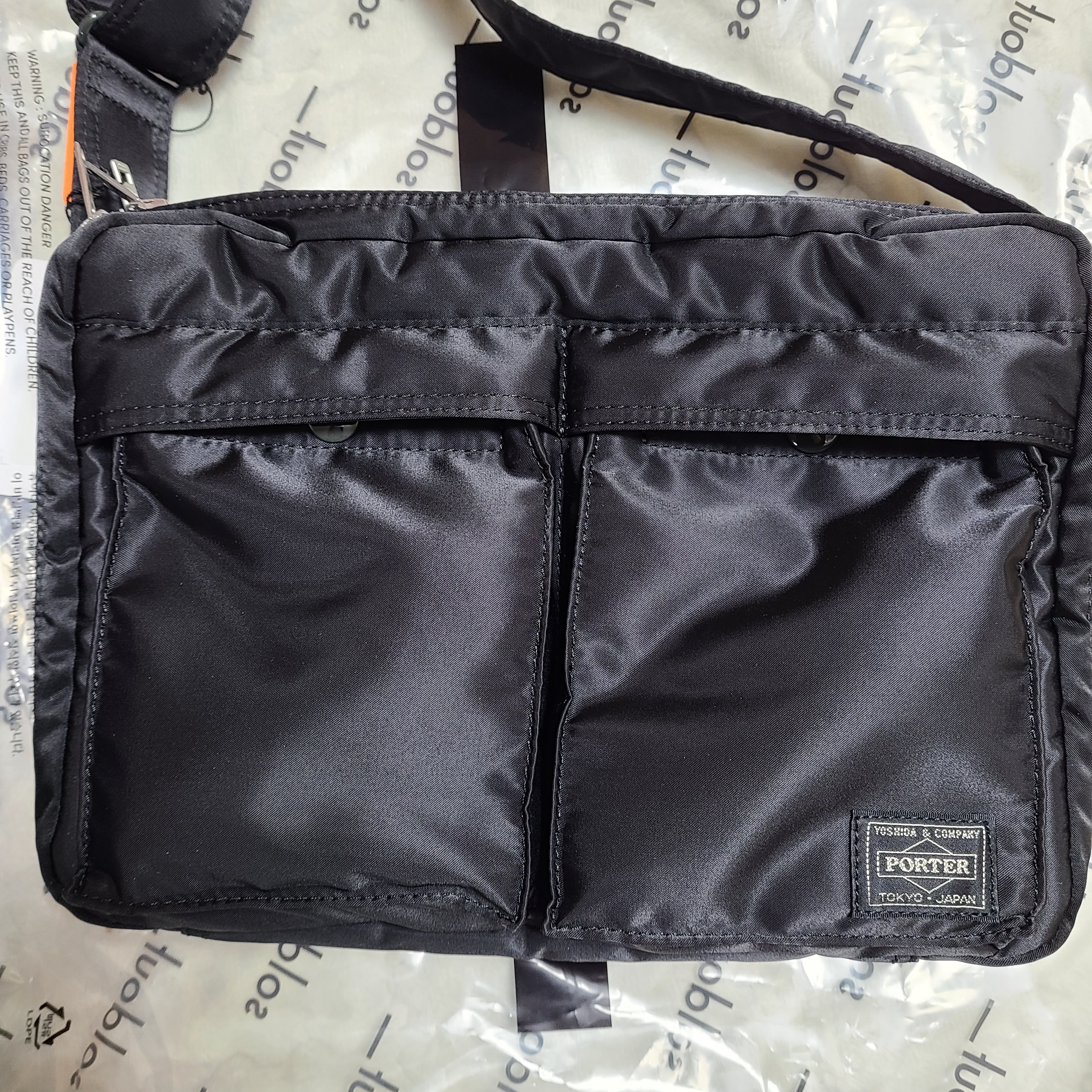 Porter Tanker Shoulder Bag L Black 착용 스타일