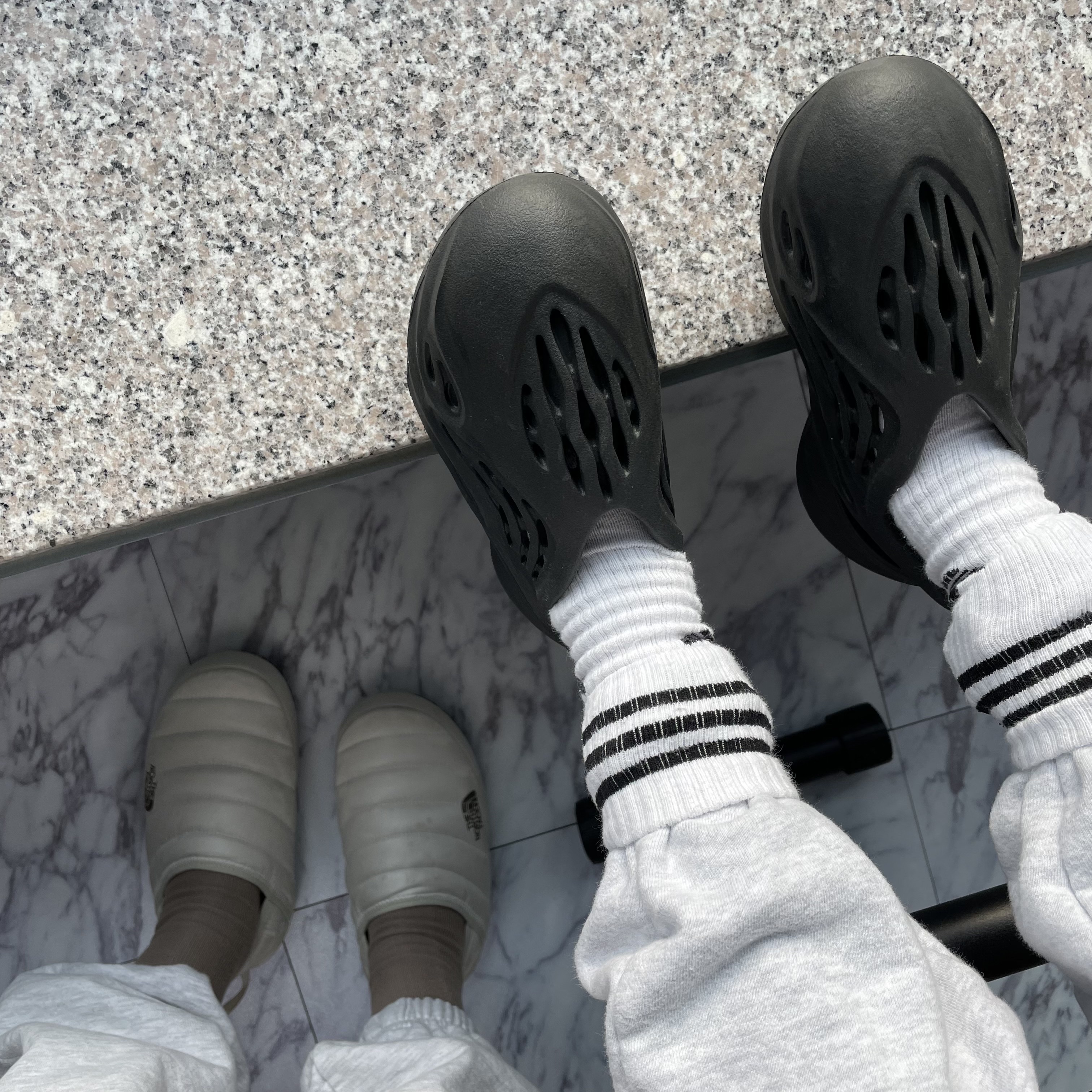 (Kids) Adidas Yeezy Foam RNNR Onyx 착용 스타일