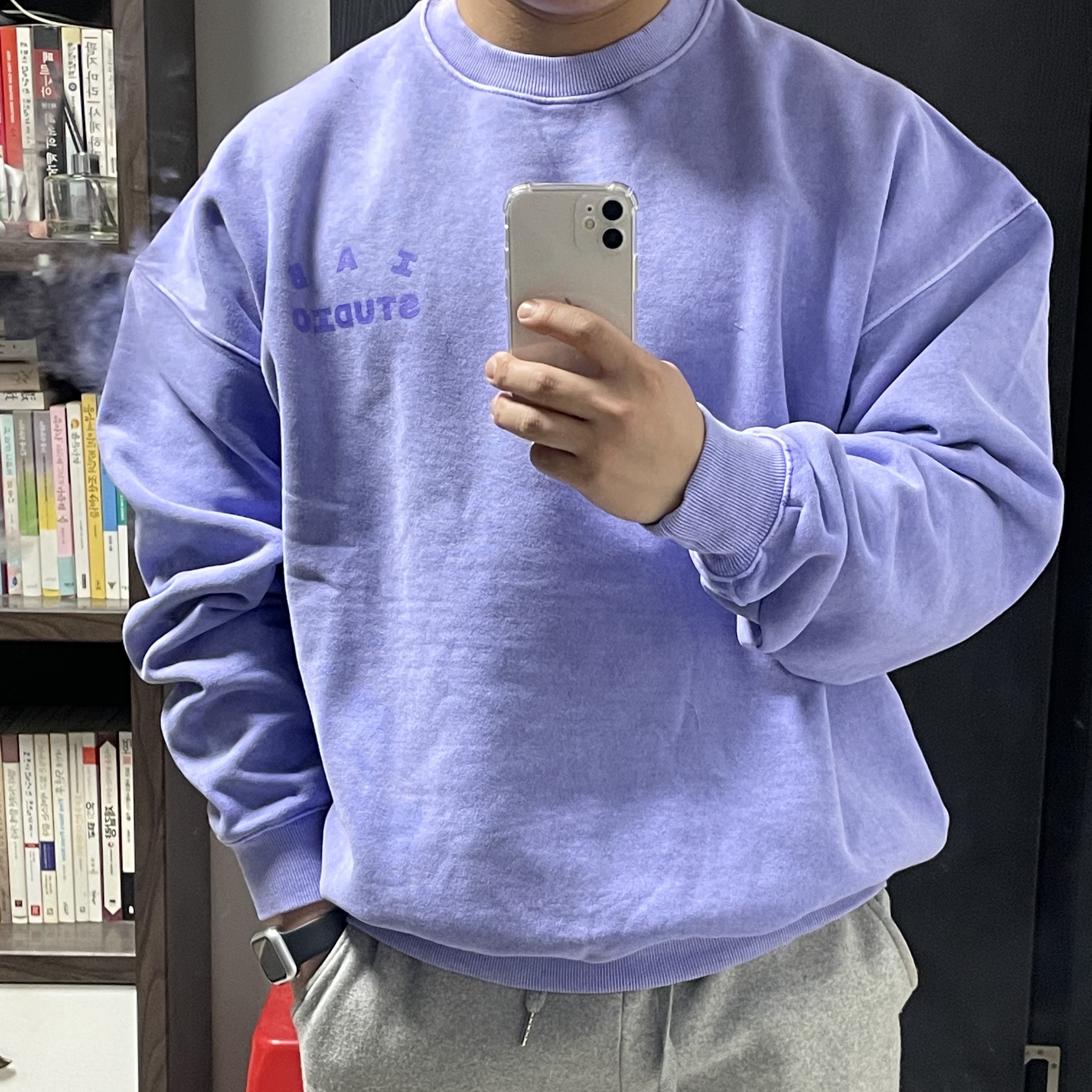 IAB Studio Pigment Sweatshirt & Mini Bag Lavender 착용 스타일