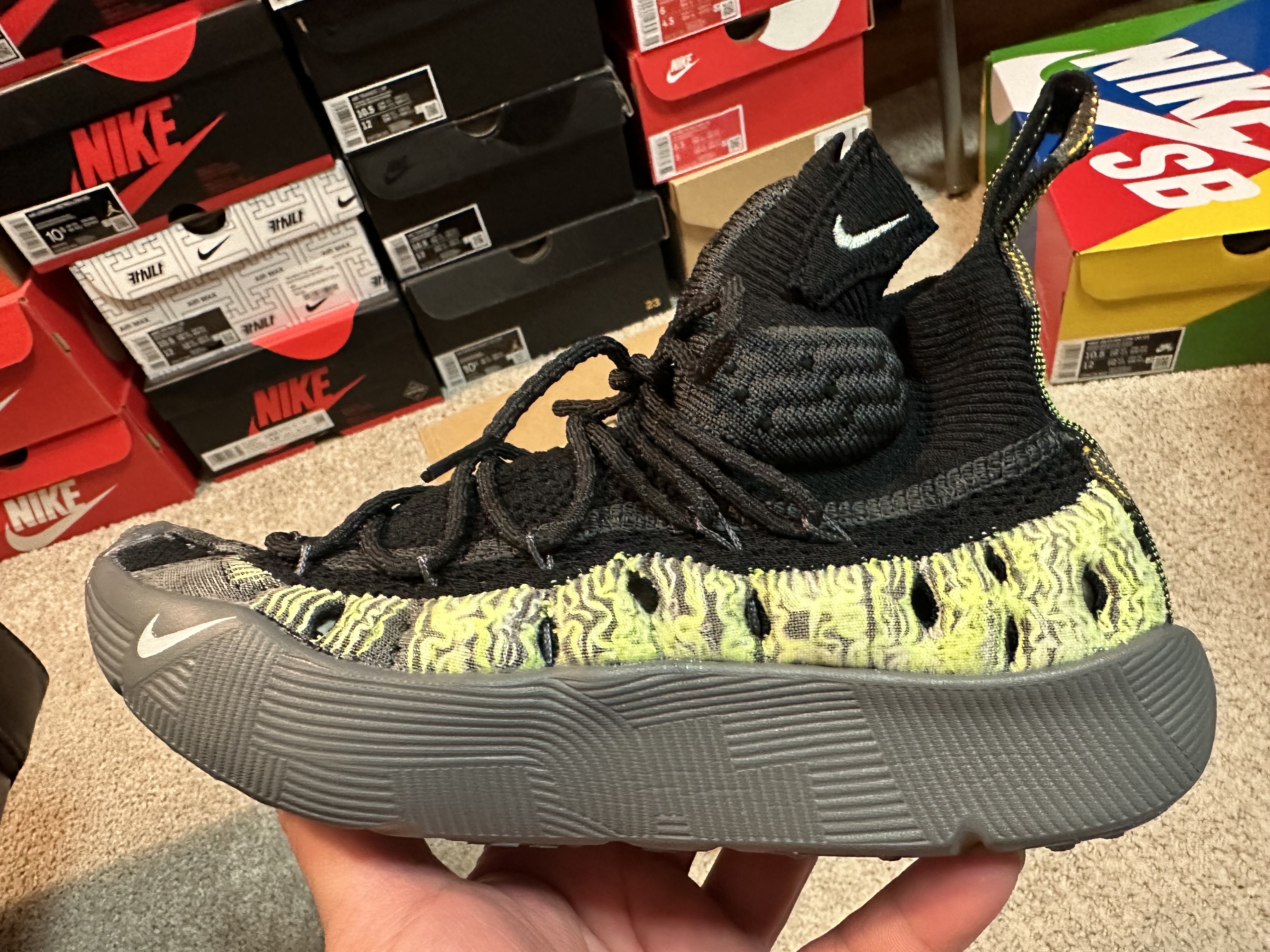 Nike ISPA Sense Flyknit Black and Smoke Grey 착용 스타일 - 4