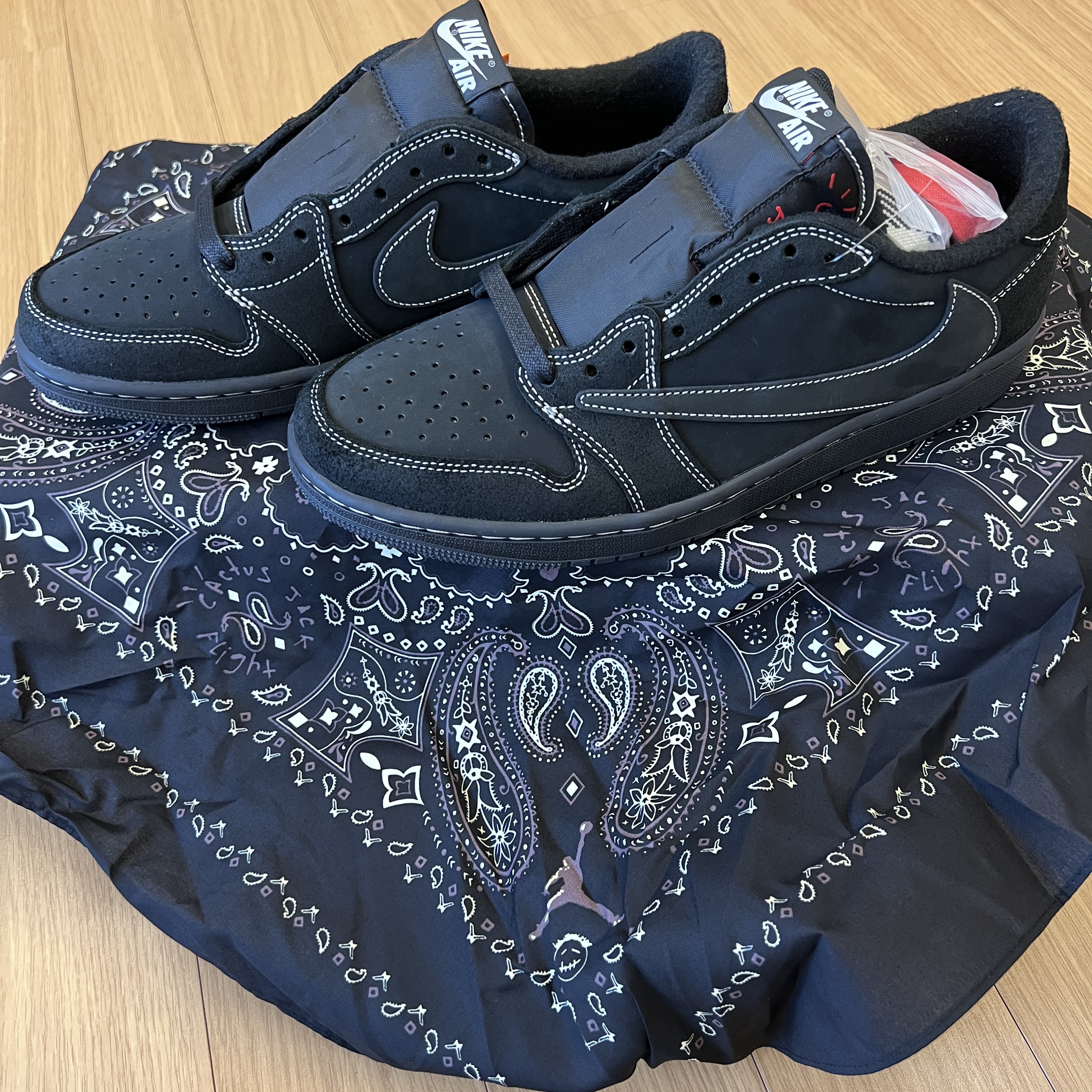 Jordan 1 x Travis Scott Retro Low OG SP Black Phantom 착용 스타일 - 2