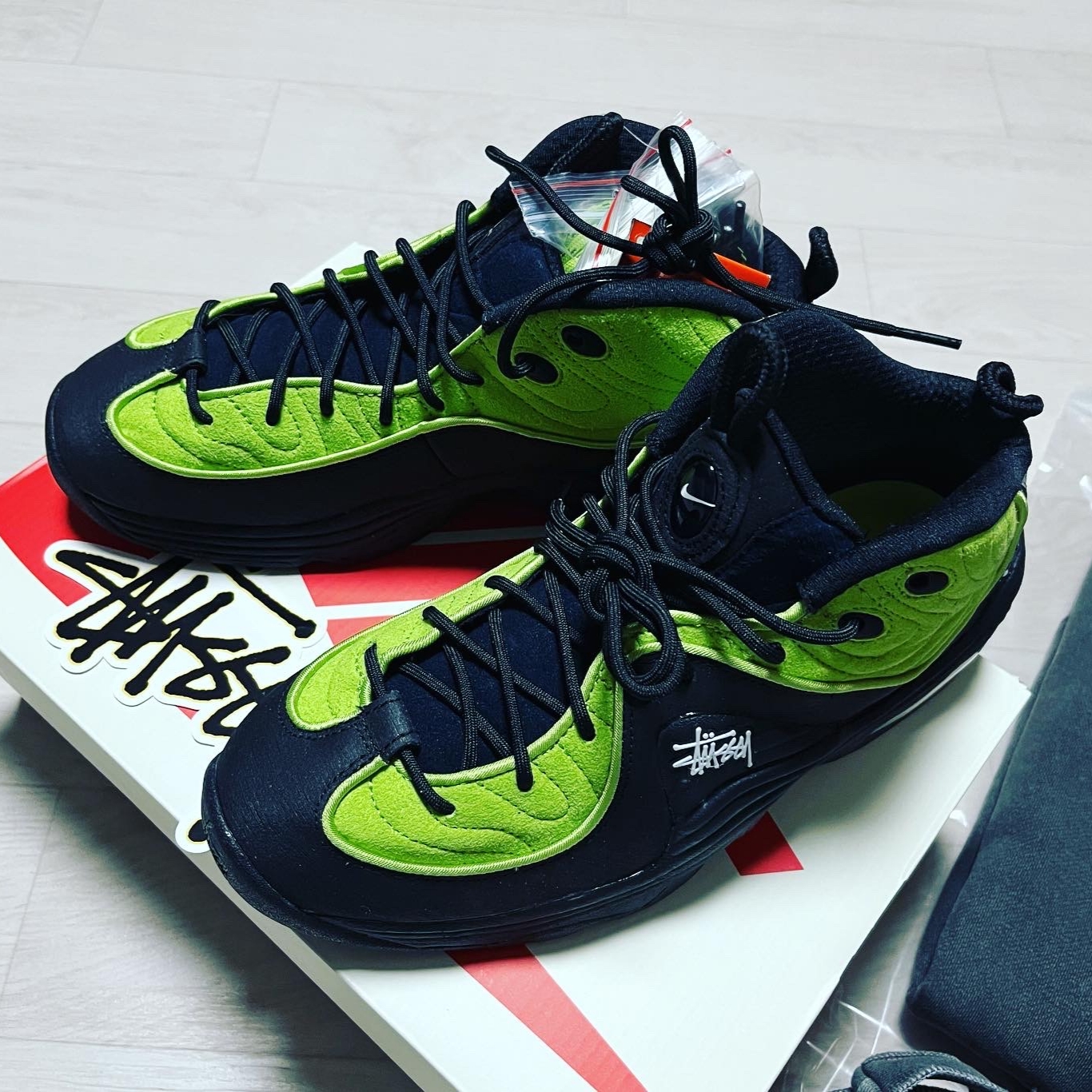 Nike x Stussy Air Penny II Vivid Green and Black 착용 스타일 - 1