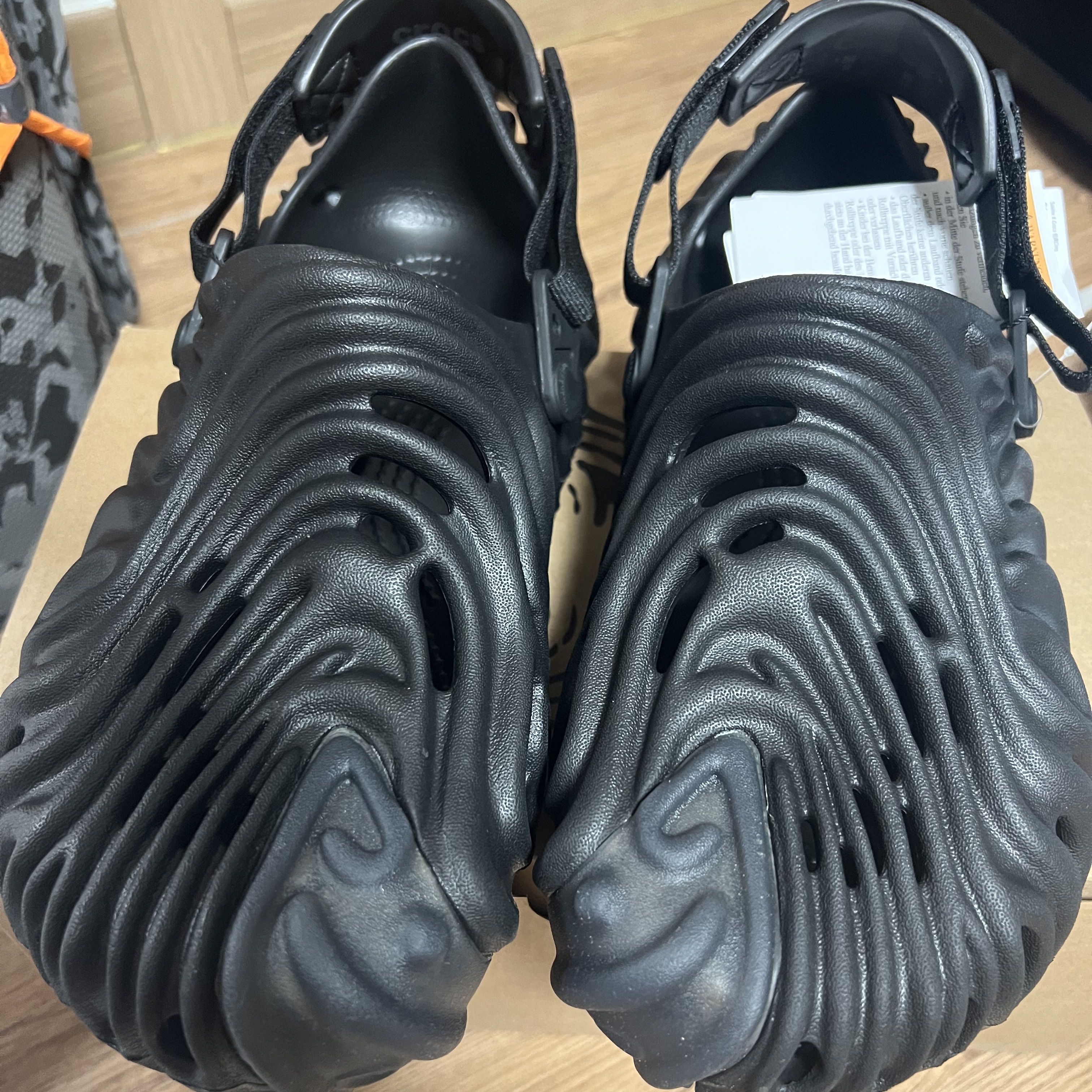 Crocs x Salehe Bembury Pollex Clog Sasquatch 착용 스타일