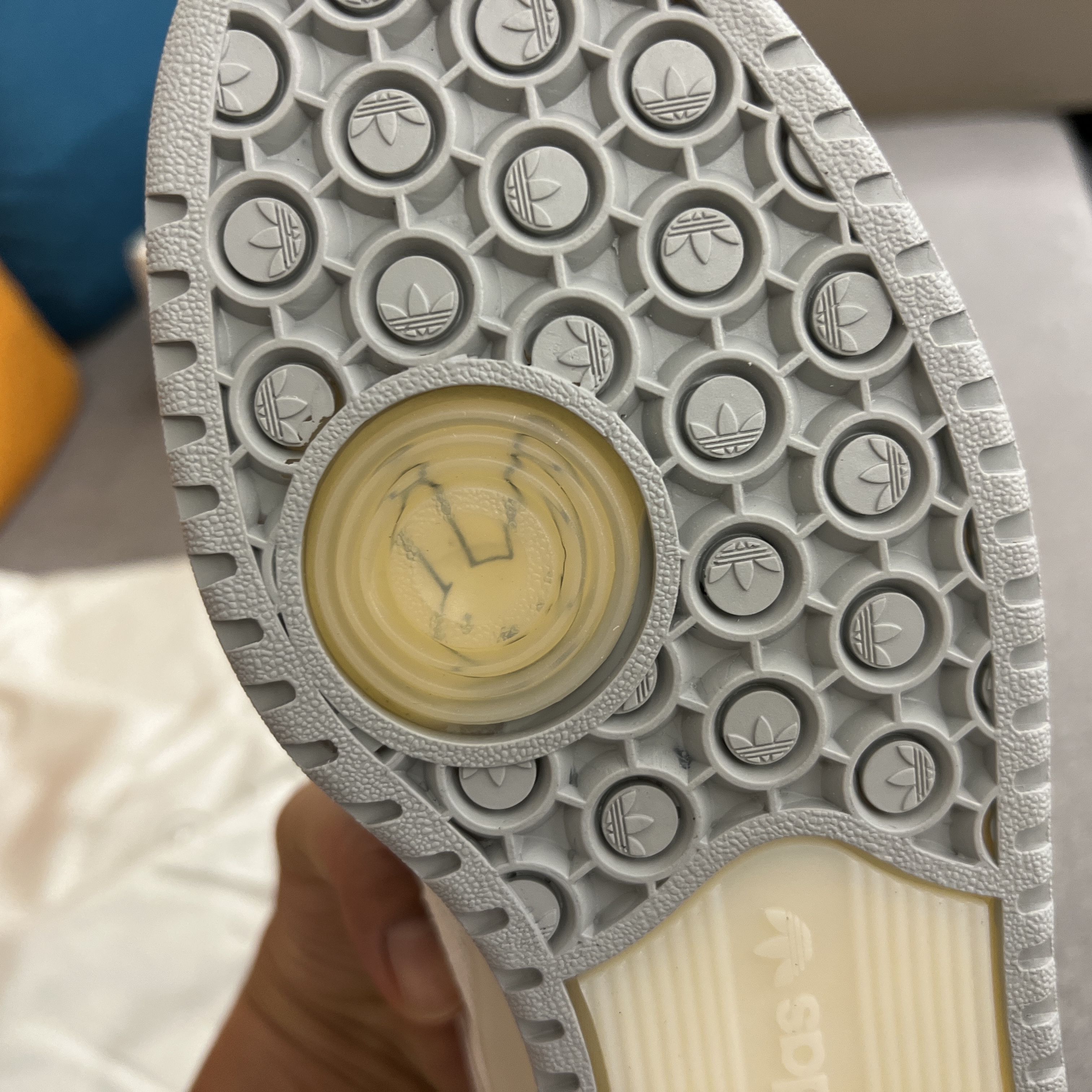 Adidas x Bad Bunny Forum Low Cloud White Clear Onix 착용 스타일 - 5