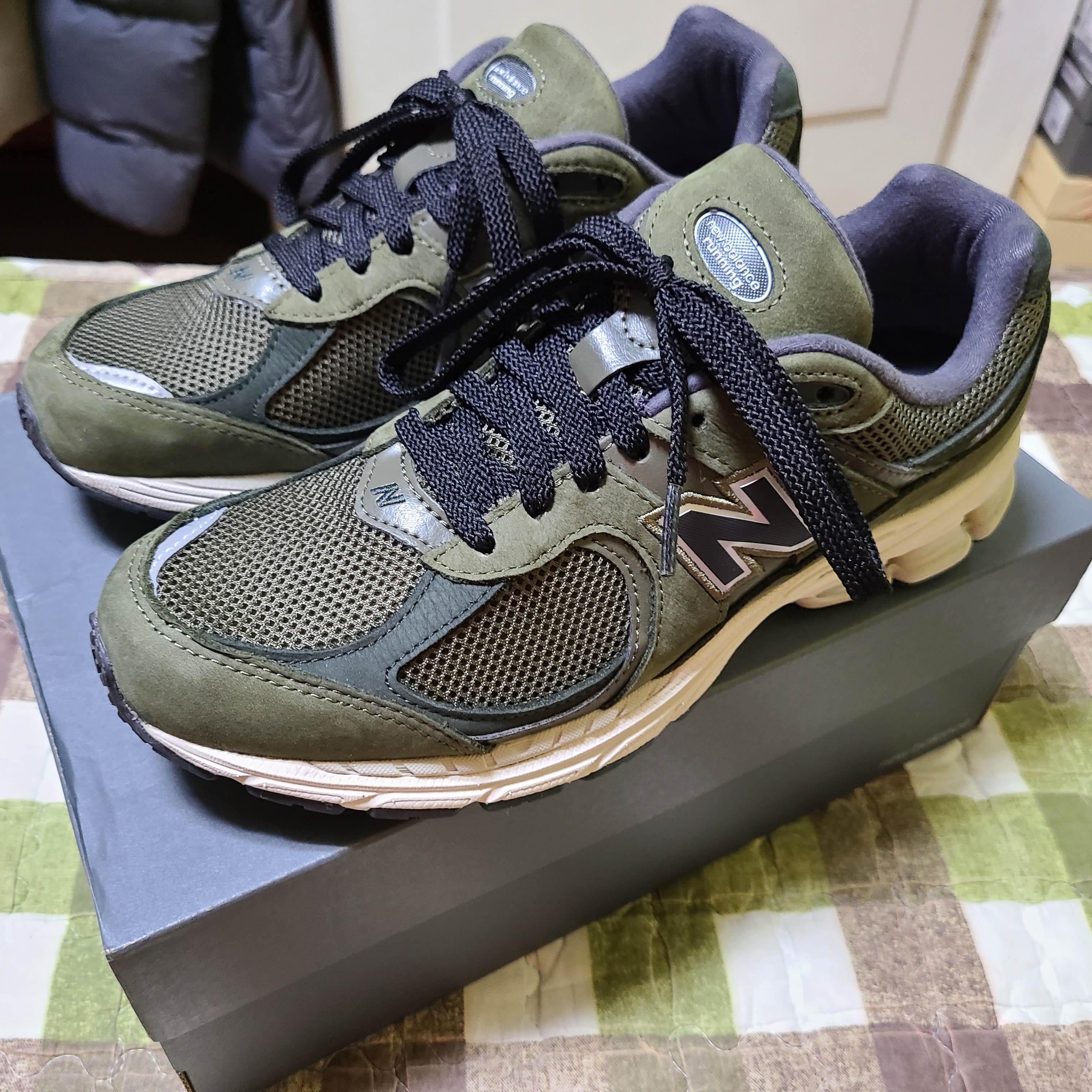 New Balance 2002R Grape Leaf 착용 스타일 - 3