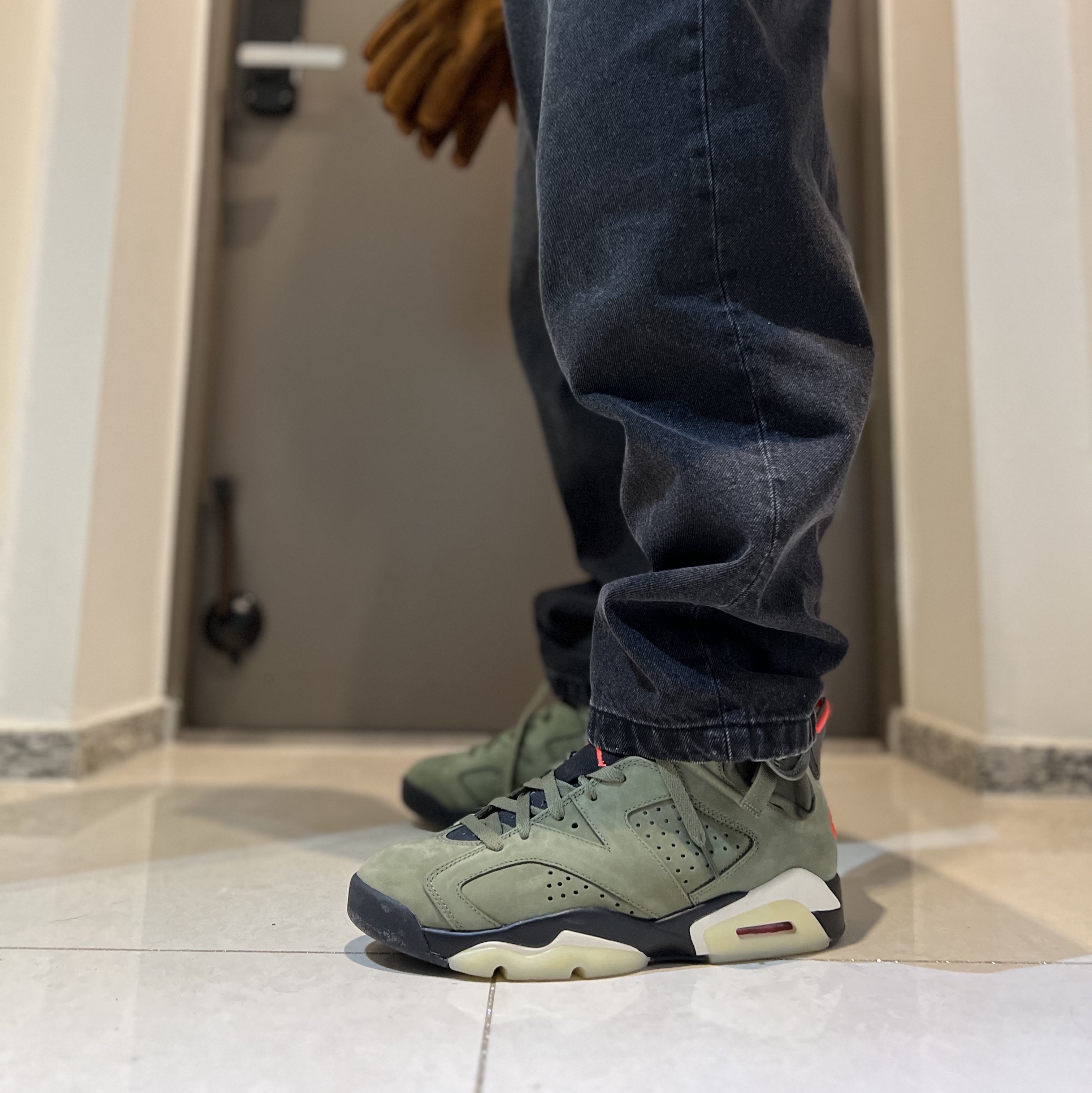 Jordan 6 x Travis Scott Retro Olive 착용 스타일 - 1