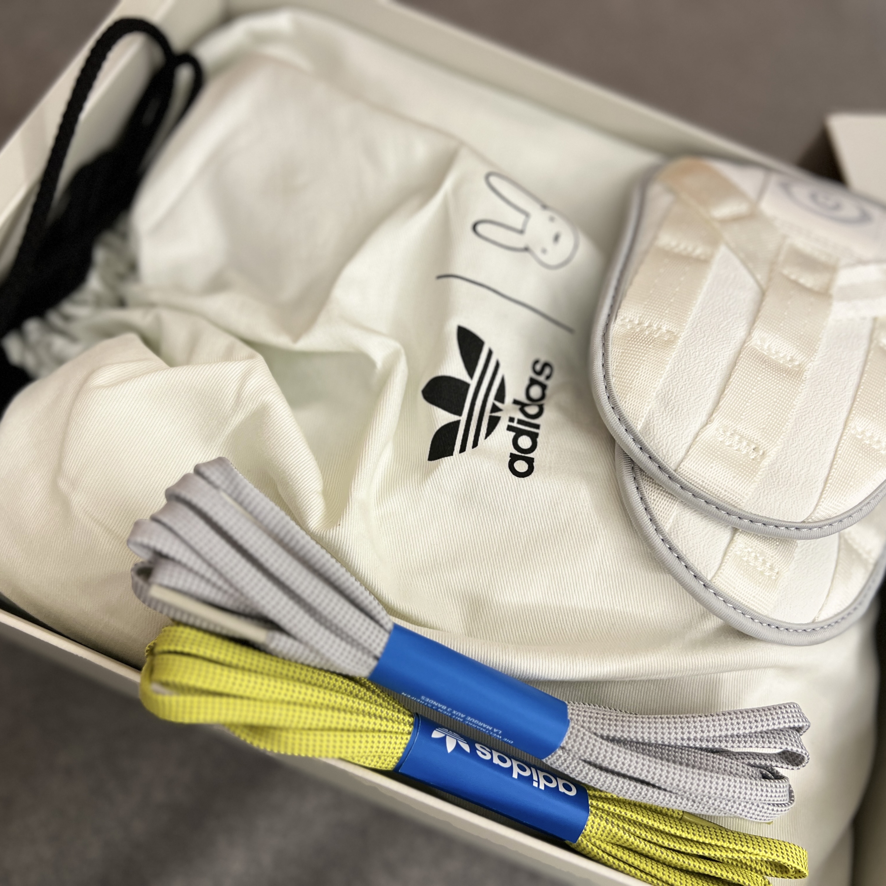 Adidas x Bad Bunny Forum Low Cloud White Clear Onix 착용 스타일 - 3