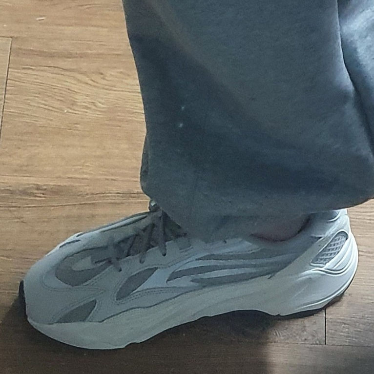 Adidas Yeezy Boost 700 V2 Static 2022 착용 스타일 - 2