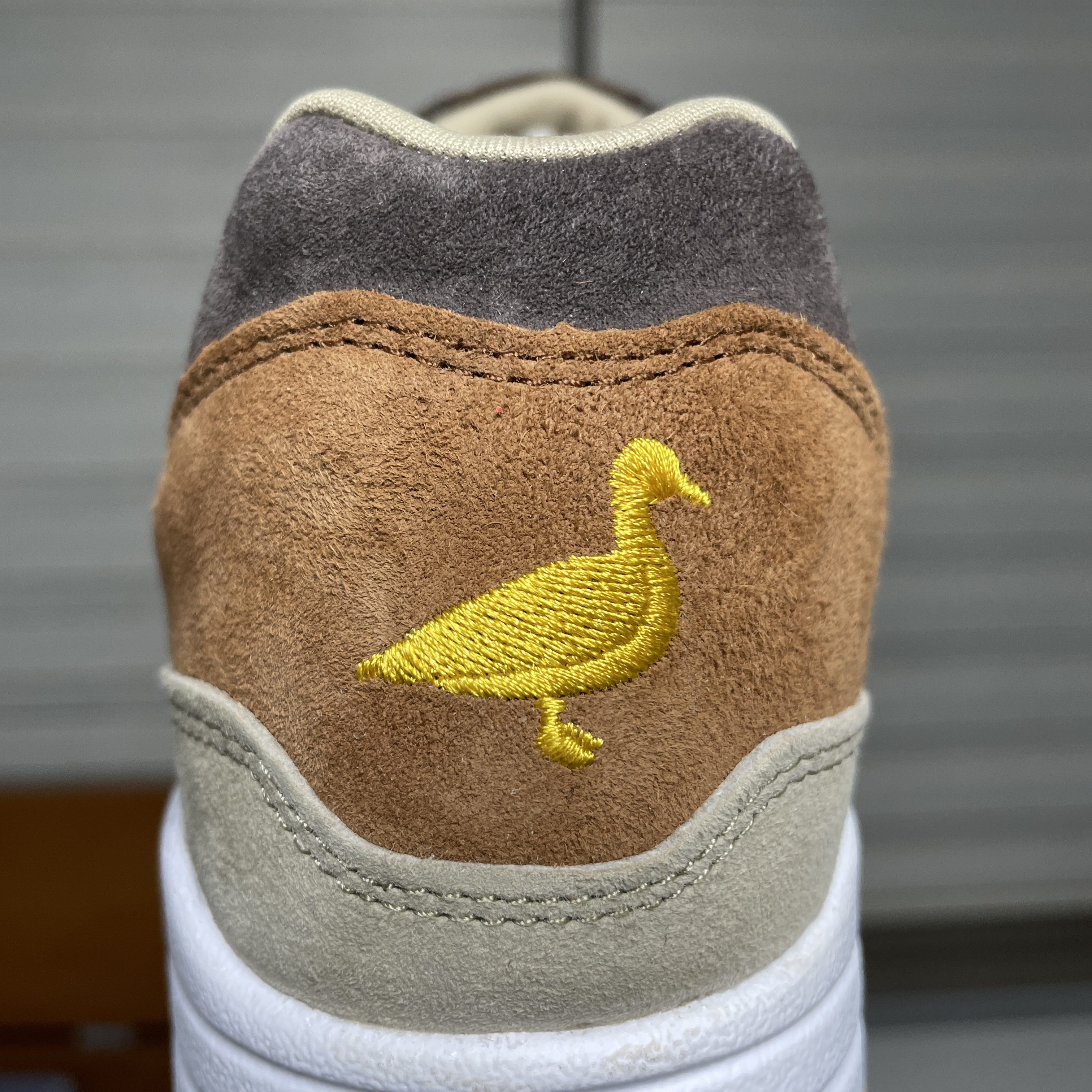 Nike Air Max 1 Premium Pecan and Yellow Ochre 착용 스타일 - 2