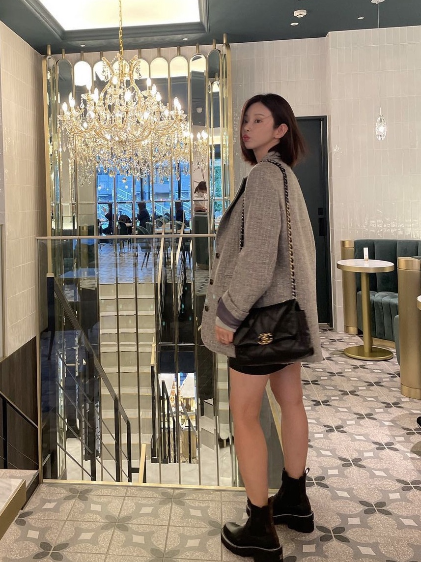 Chanel Large 19 Handbag Lambskin & Gold Black 착용 스타일 - 1