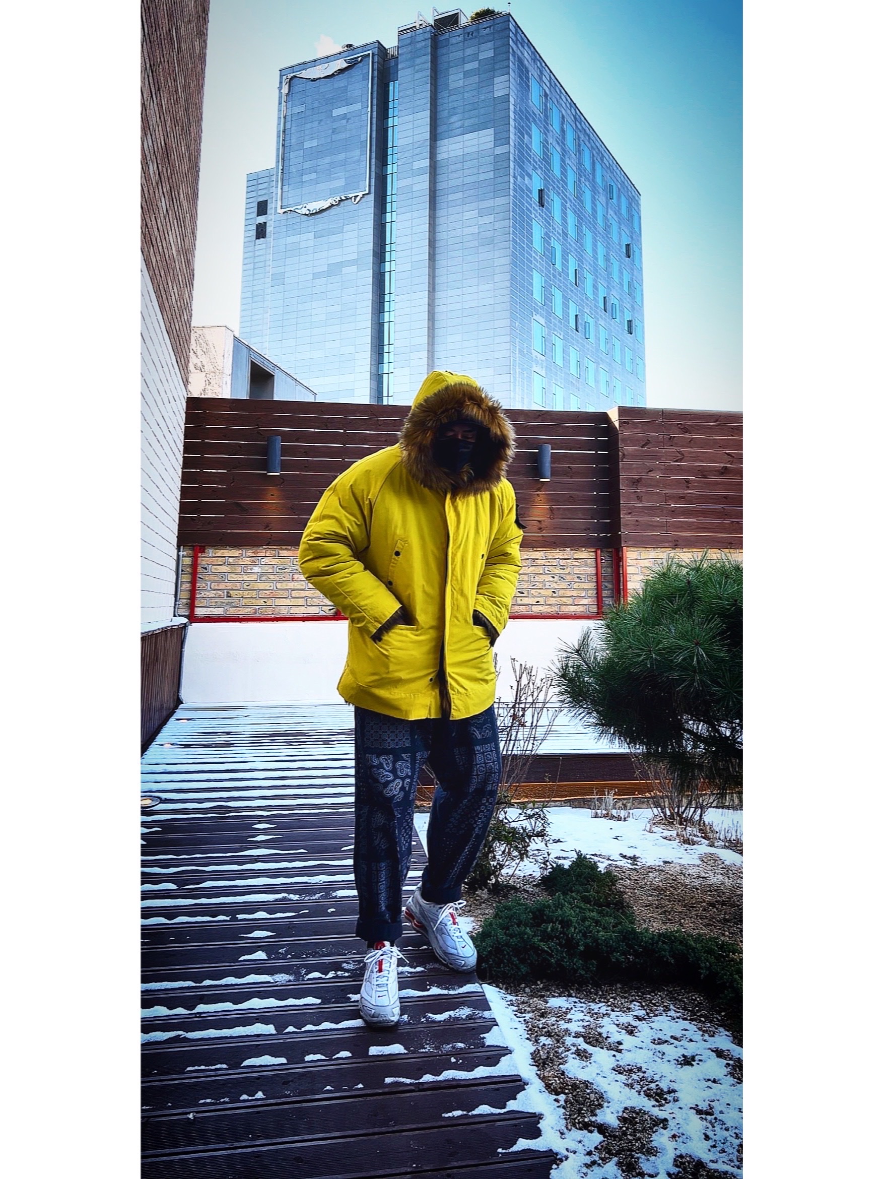 Supreme Chicago Box Logo T-Shirt White - 22FW, Supreme x Stone Island Formula Steel Reversible Faux Fur Parka Yellow - 22SS 착용 스타일 - 3