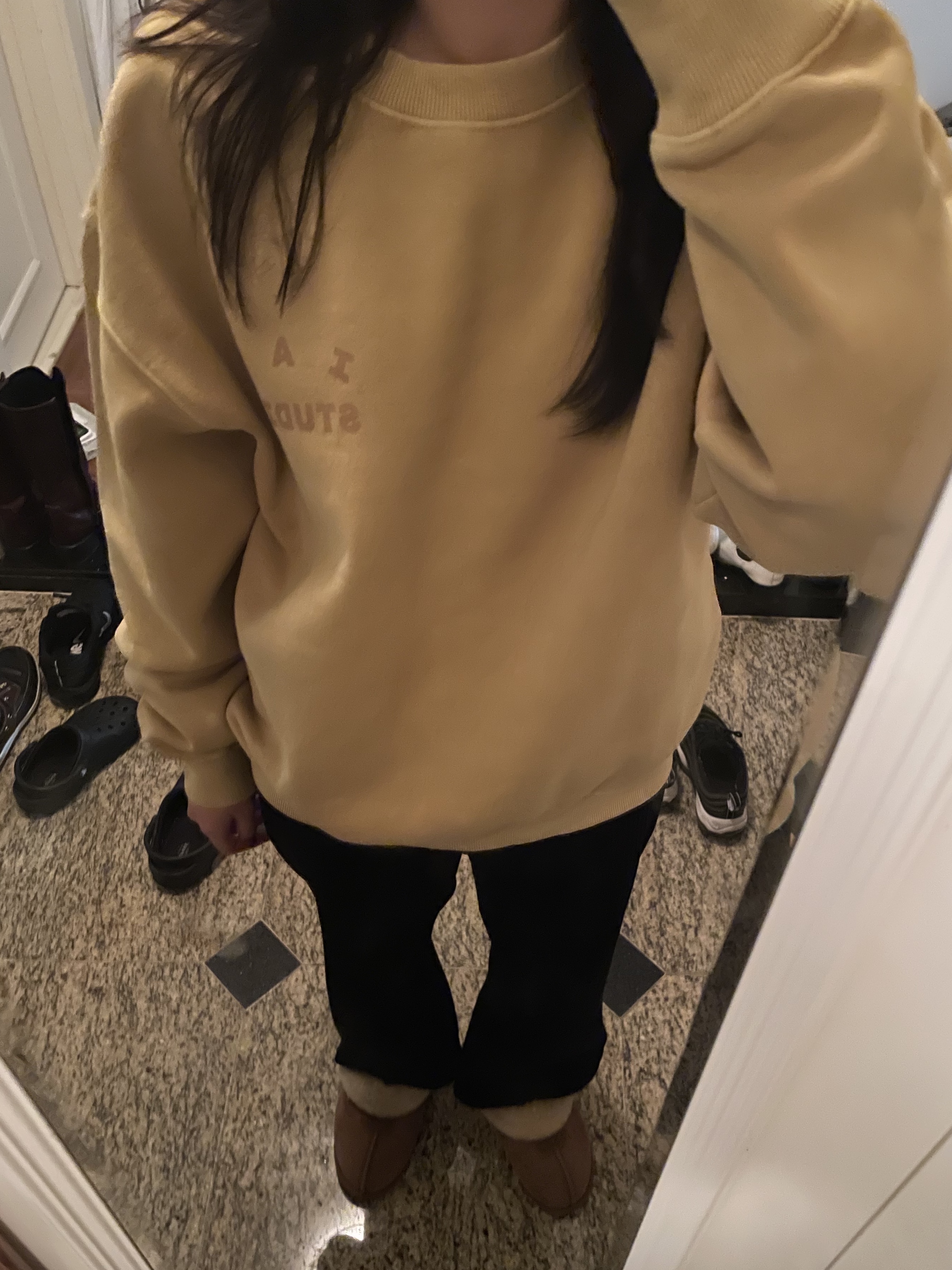 IAB Studio Pigment Sweatshirt & Mini Bag Mustard 착용 스타일