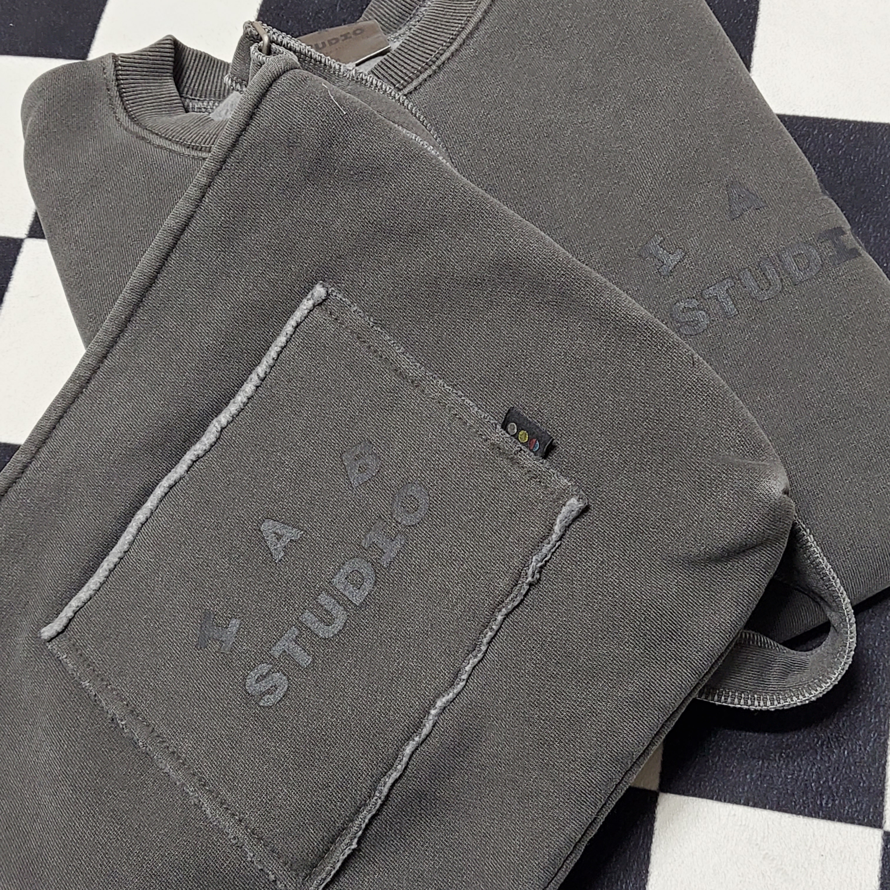 IAB Studio Pigment Sweatshirt & Mini Bag Black 착용 스타일 - 4