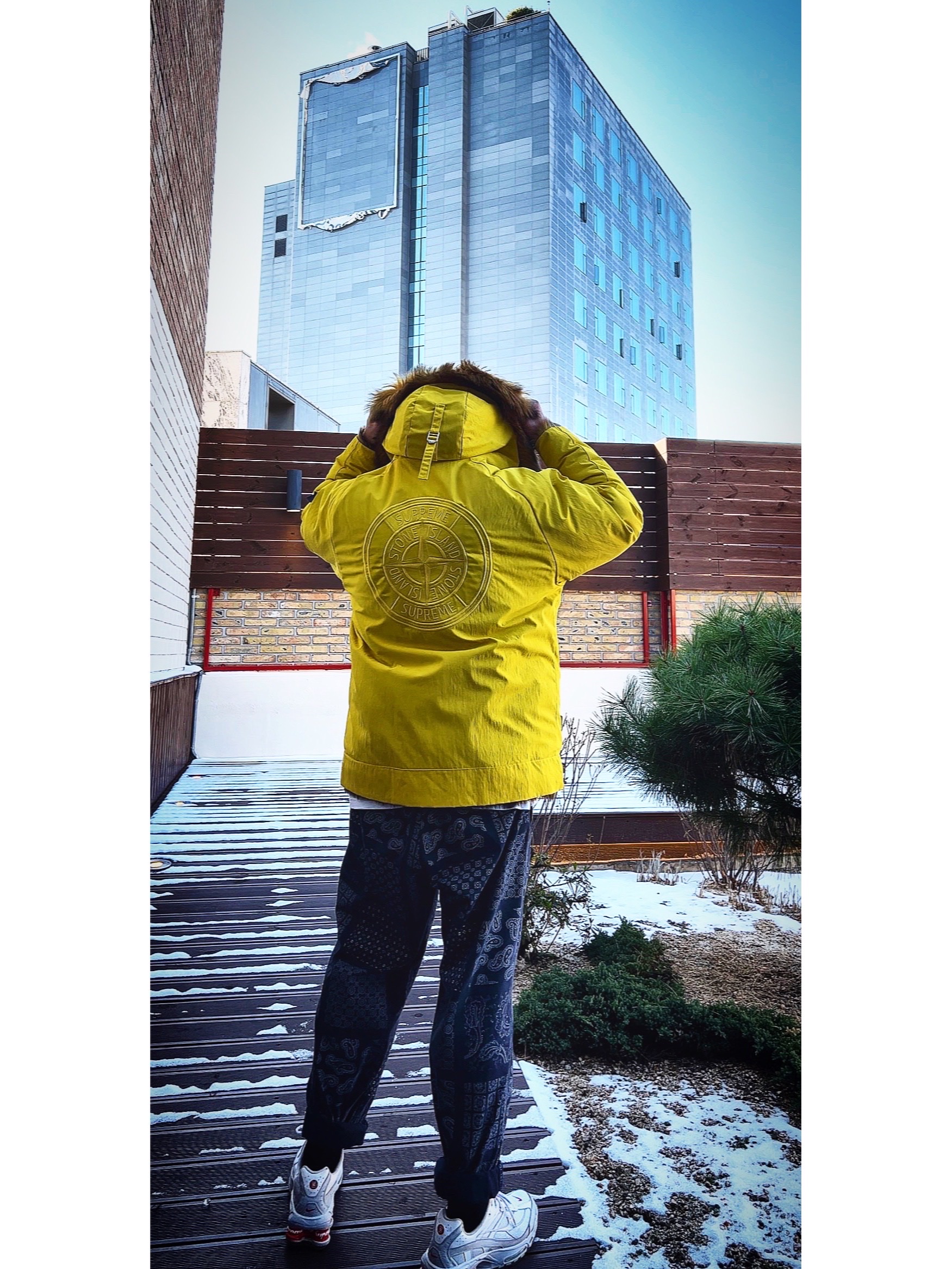 Supreme x Stone Island Formula Steel Reversible Faux Fur Parka Yellow - 22SS, Supreme Chicago Box Logo T-Shirt White - 22FW 착용 스타일 - 3