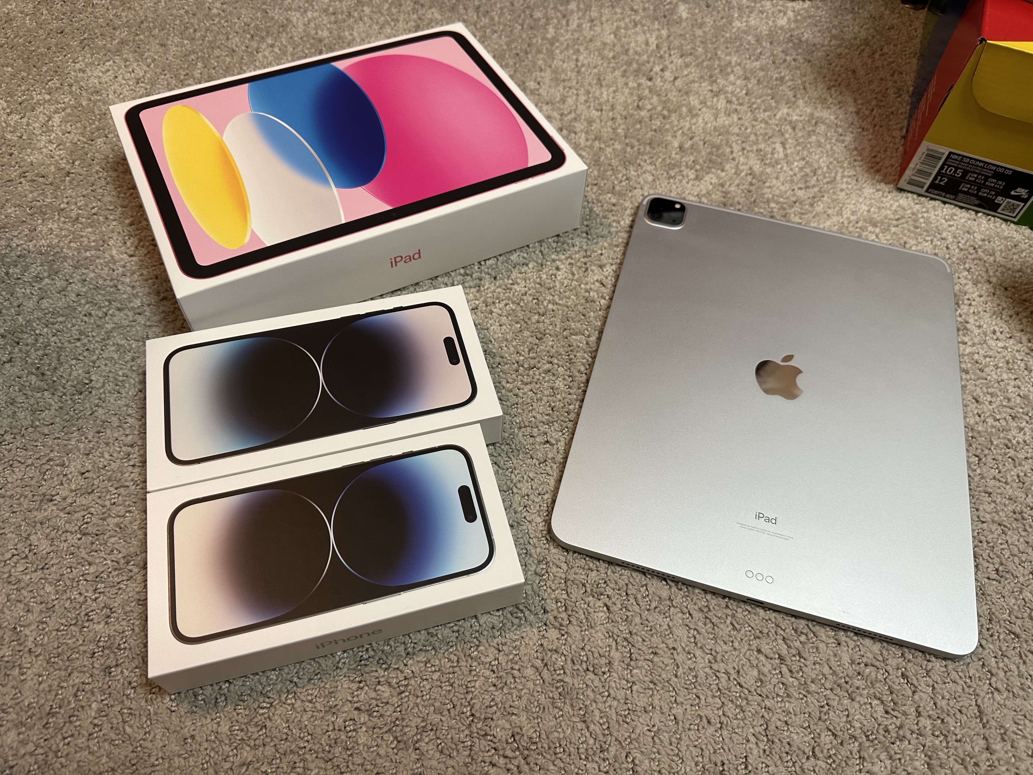 Apple iPhone 14 Pro Max 256GB Space Black (Korean Ver.), Apple iPhone 14 Pro 256GB Silver (Korean Ver.) 착용 스타일 - 1