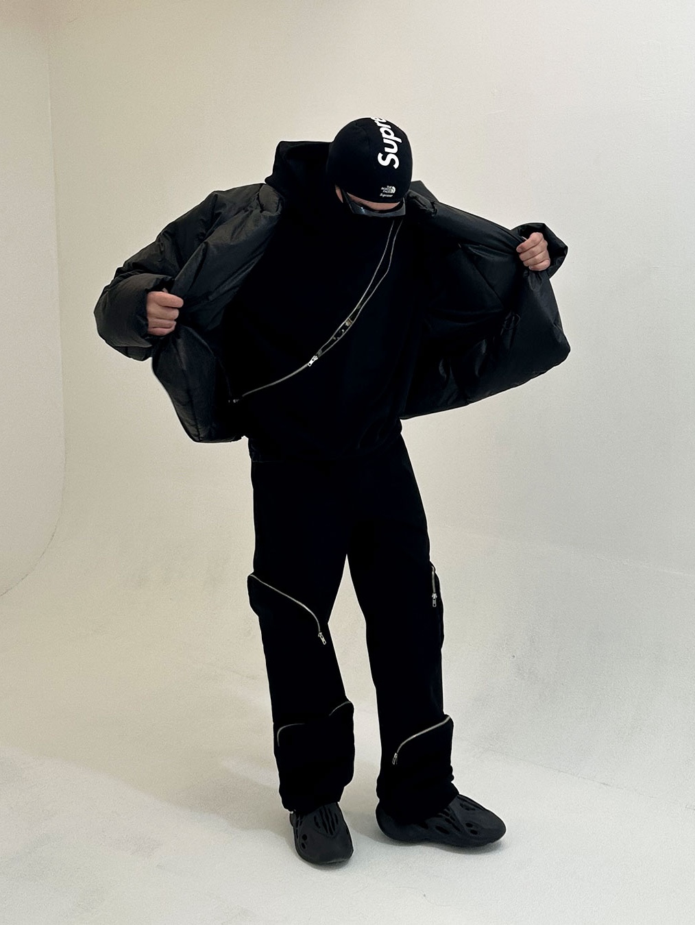 Supreme x The North Face RTG Balaclava Bright Gold - 20SS, Yeezy Gap Round Jacket Black 착용 스타일