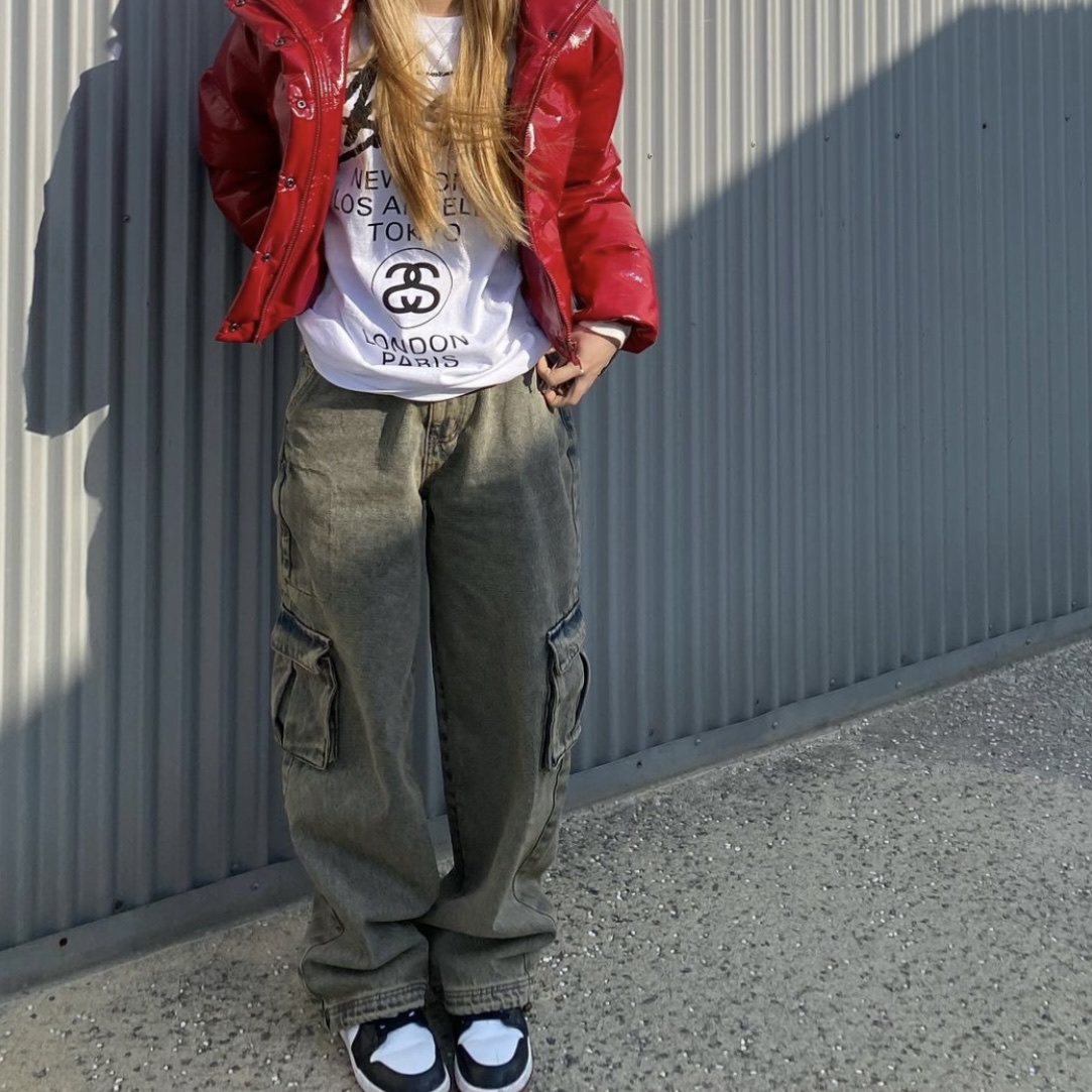 Jordan 1 Mid Gym Red Black White, Stussy World Tour LS T-Shirt White 착용 스타일 - 1