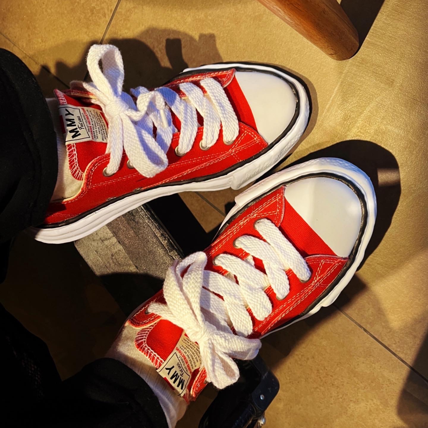 Maison Mihara Yasuhiro Peterson OG Sole Canvas Low Sneakers Orange, (W) Balenciaga Logo Visor Cap White 착용 스타일 - 2