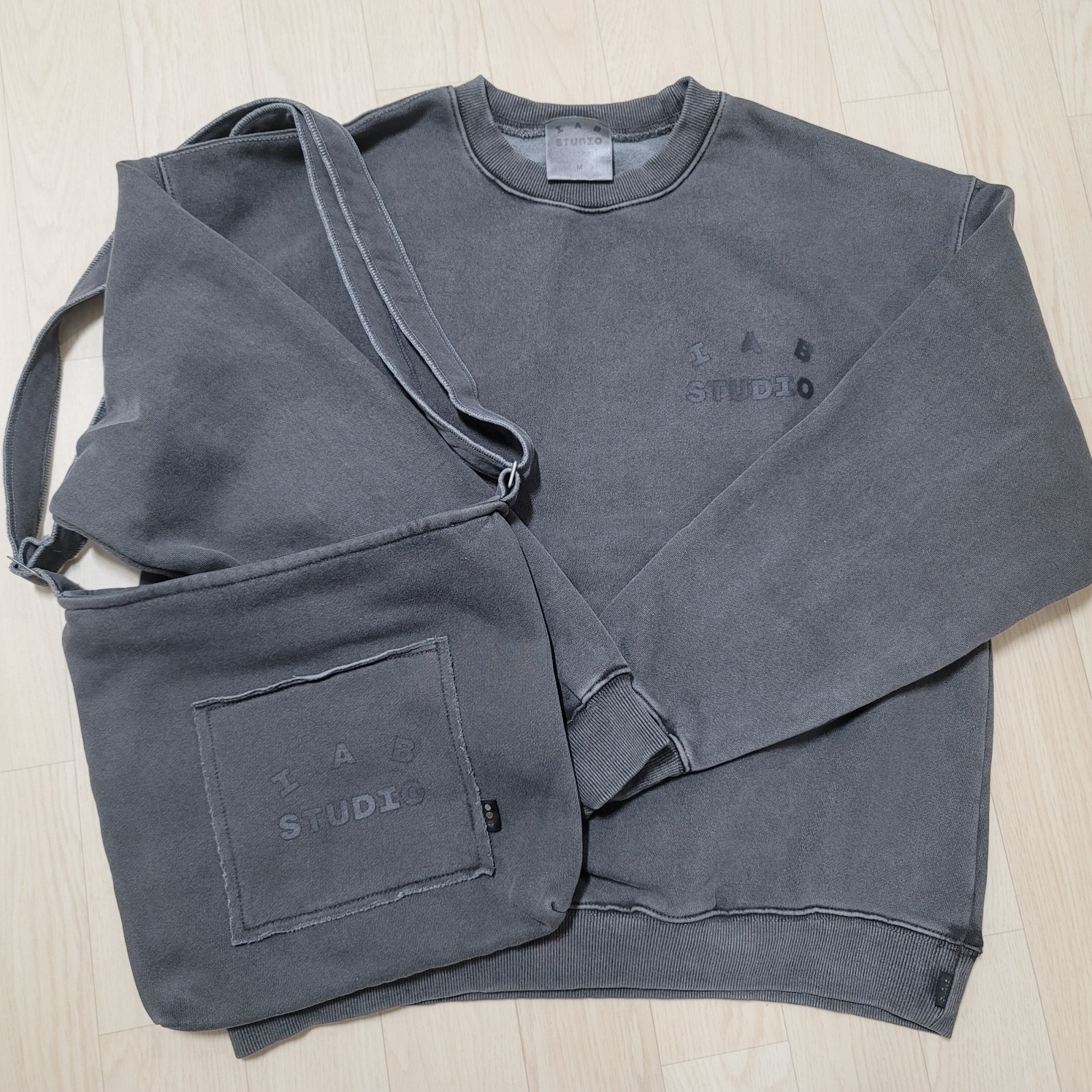 IAB Studio Pigment Sweatshirt & Mini Bag Black 착용 스타일 - 1