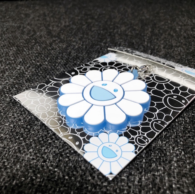 Kaikai Kiki Flower Rubber Keyring Clear Blue White 착용 스타일