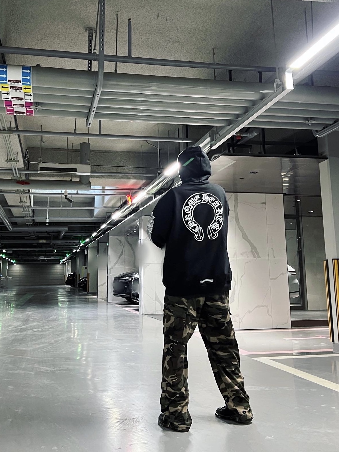 Chrome Hearts Horseshoe Floral Fleece Zip-Up Hoodie Black 착용 스타일 - 1
