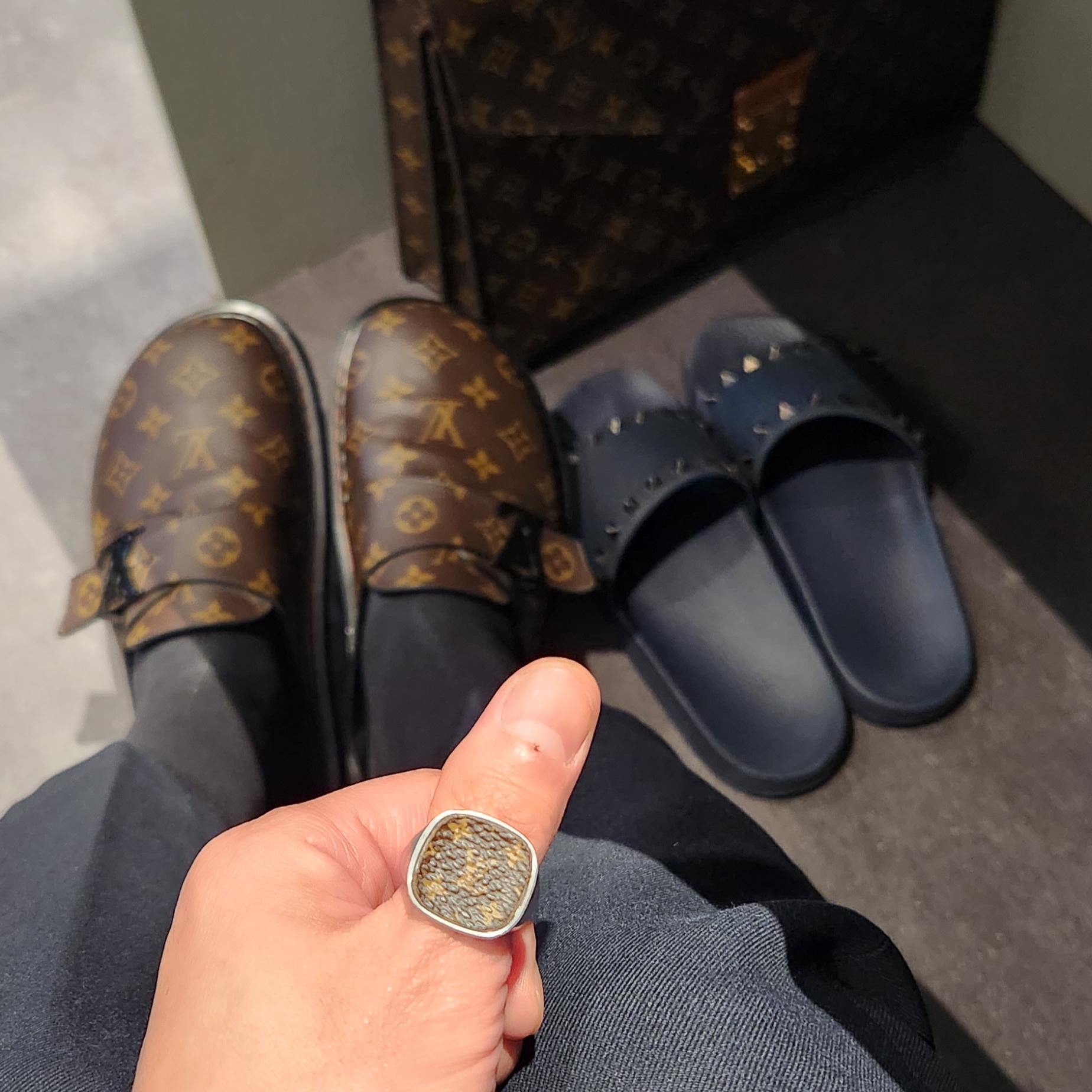 Louis Vuitton LV Easy Mule Monogram, Barbour International Original Wax Jacket Black 착용 스타일 - 4