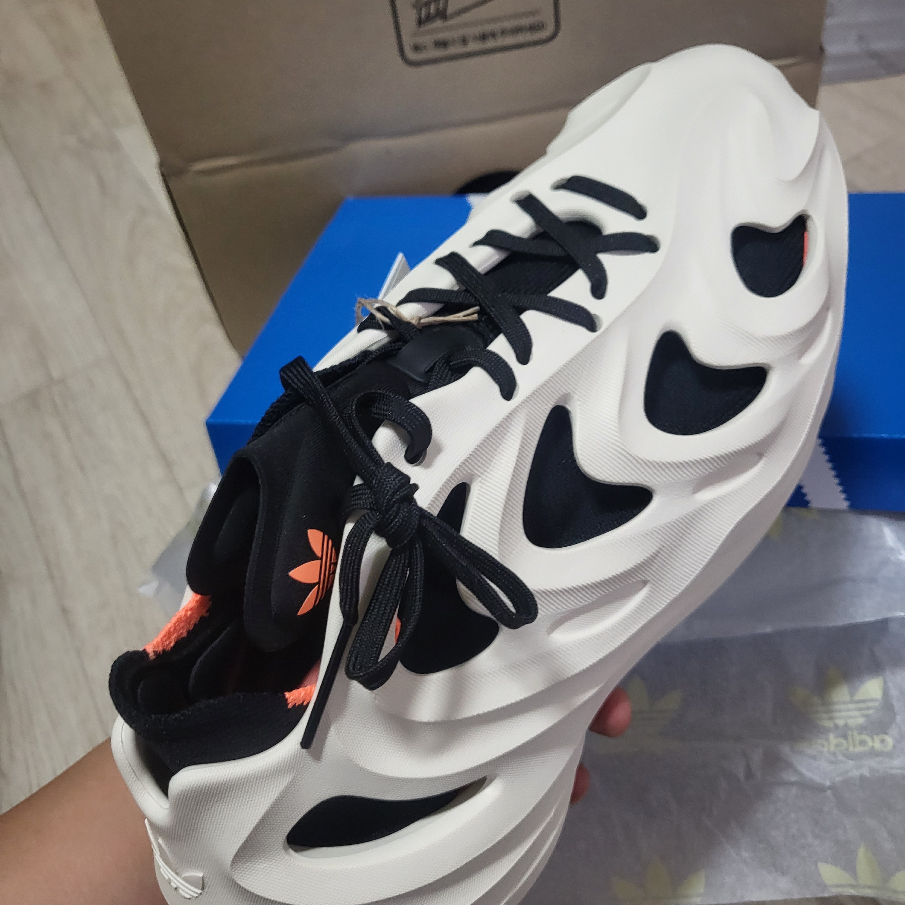Adidas Adifom Q Wonder White Core Black 착용 스타일 - 3